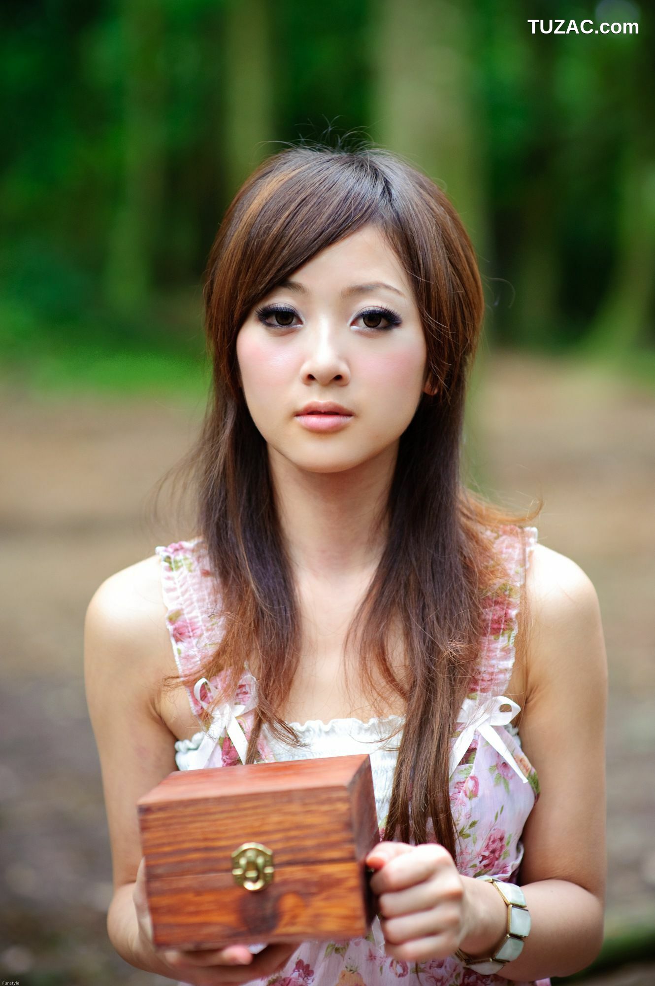 台湾正妹_果子MM/Mikako《白色圓舞曲 + 黑色執念》外拍写真集