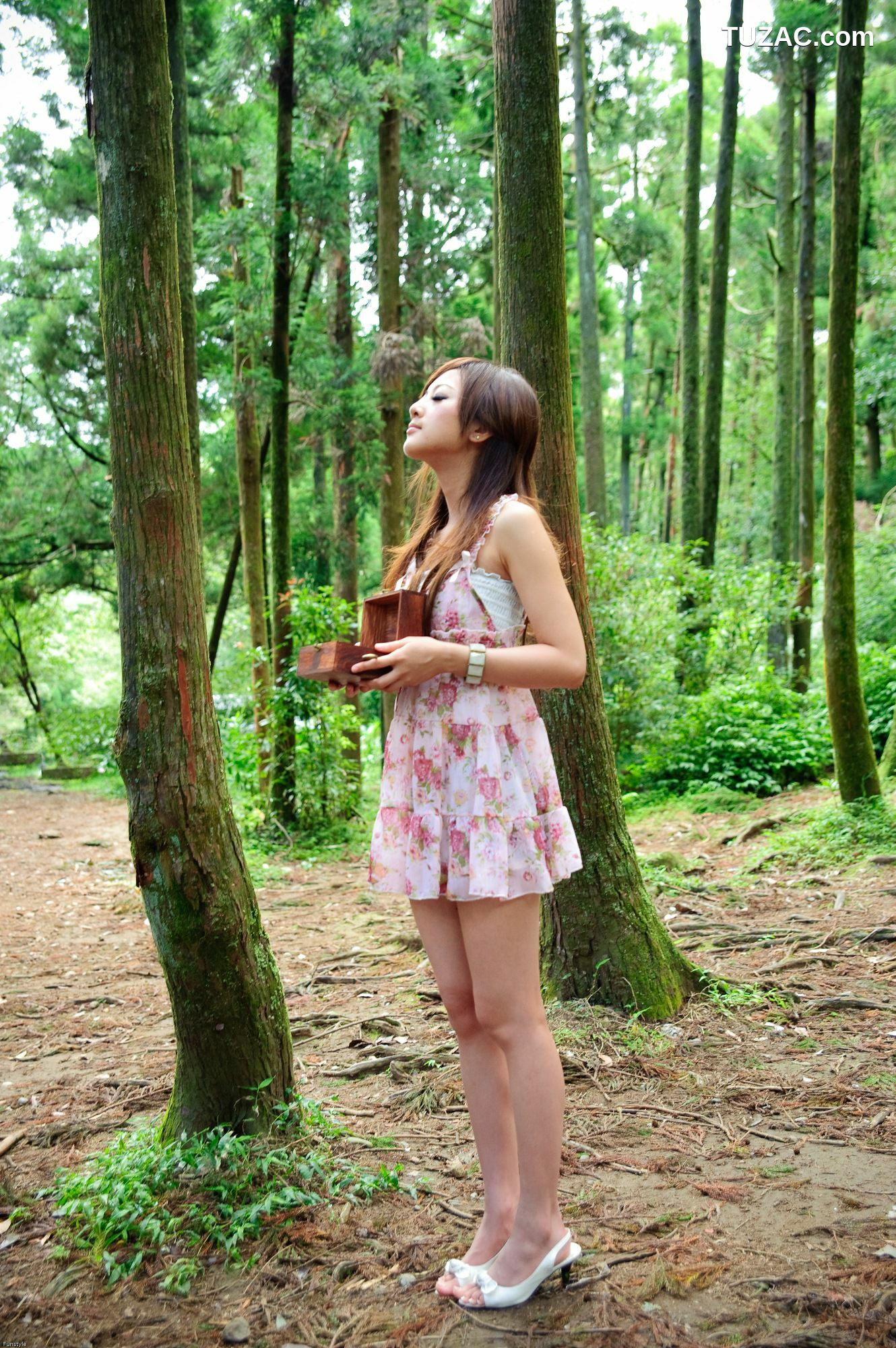 台湾正妹_果子MM/Mikako《白色圓舞曲 + 黑色執念》外拍写真集
