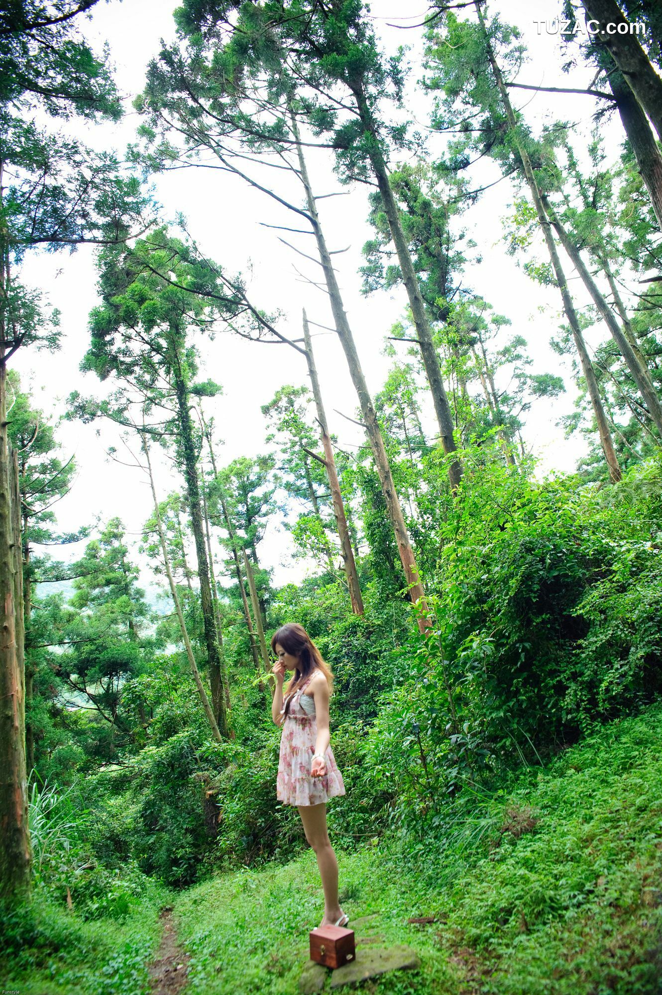 台湾正妹_果子MM/Mikako《白色圓舞曲 + 黑色執念》外拍写真集
