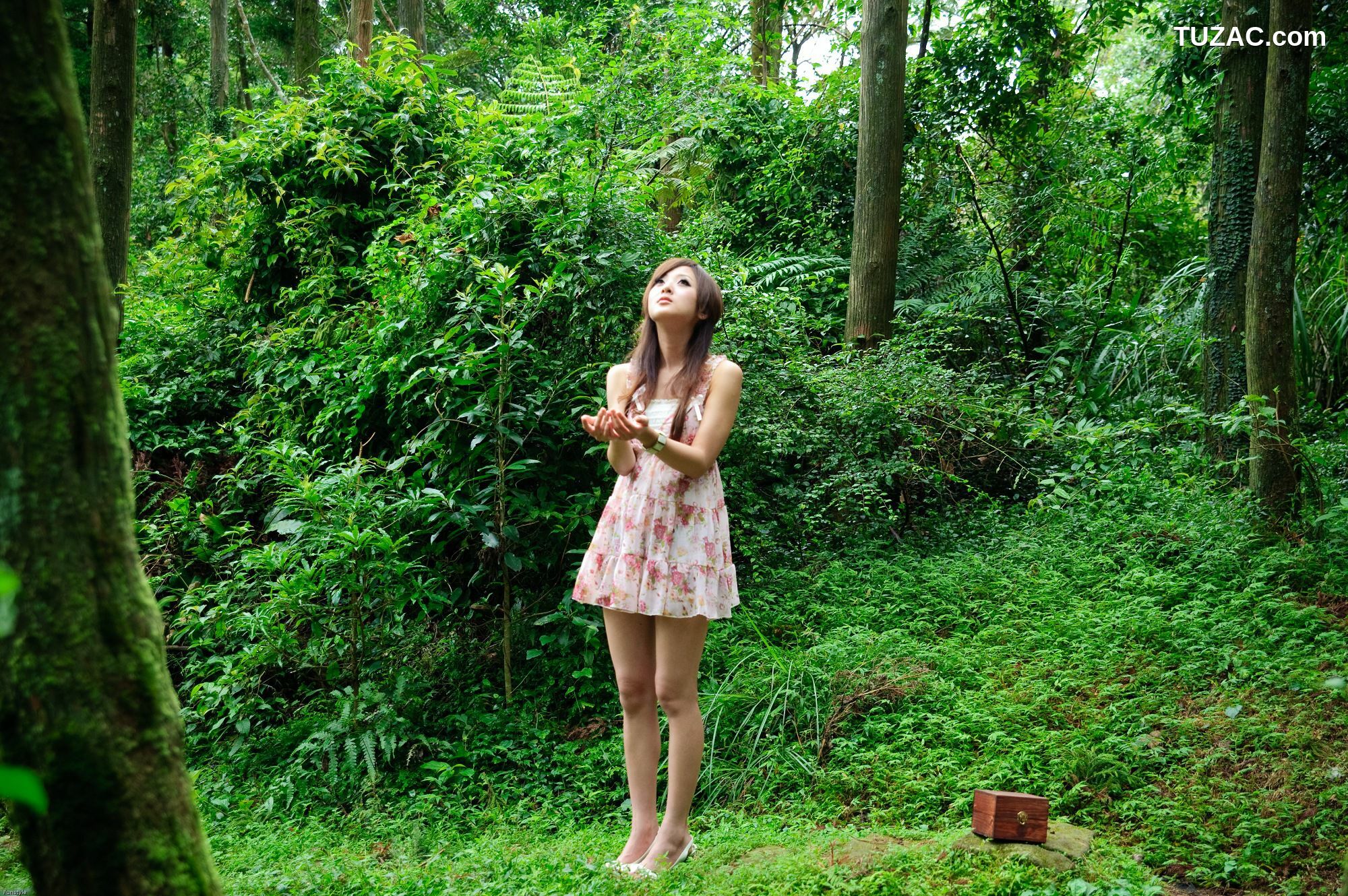 台湾正妹_果子MM/Mikako《白色圓舞曲 + 黑色執念》外拍写真集