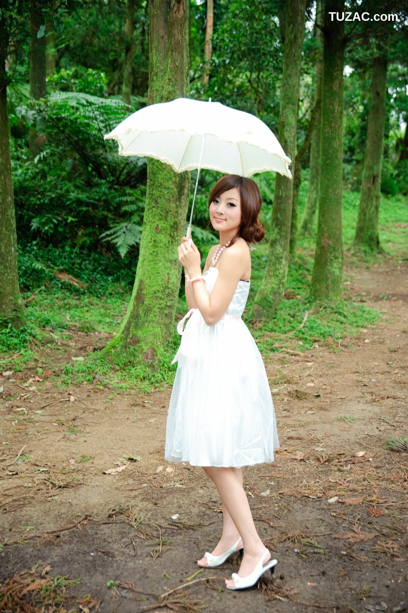 台湾正妹_果子MM/Mikako《白色圓舞曲 + 黑色執念》外拍写真集
