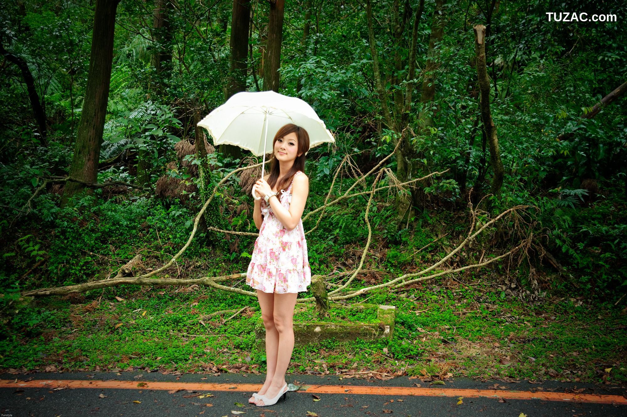 台湾正妹_果子MM/Mikako《白色圓舞曲 + 黑色執念》外拍写真集