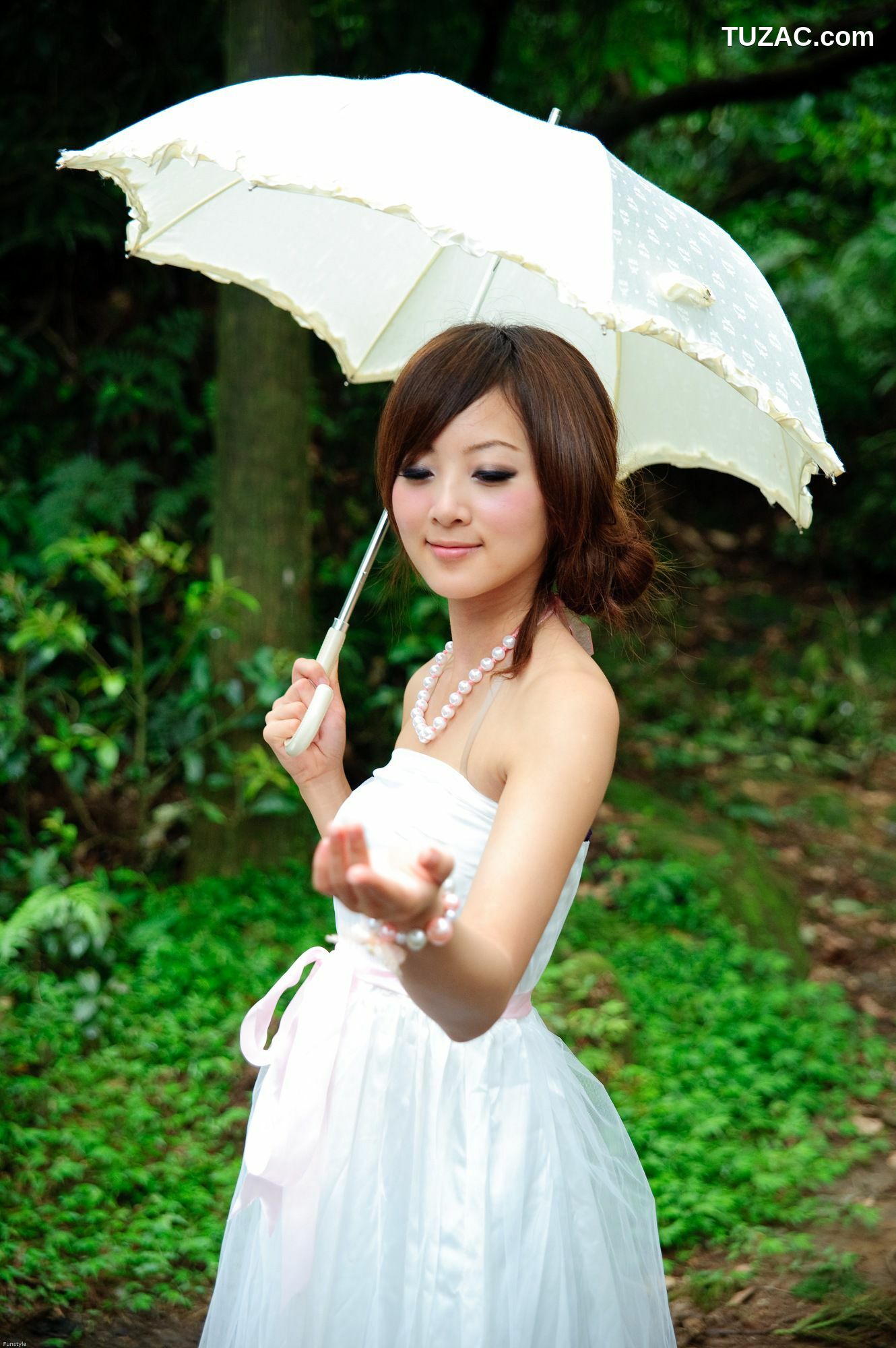 台湾正妹_果子MM/Mikako《白色圓舞曲 + 黑色執念》外拍写真集