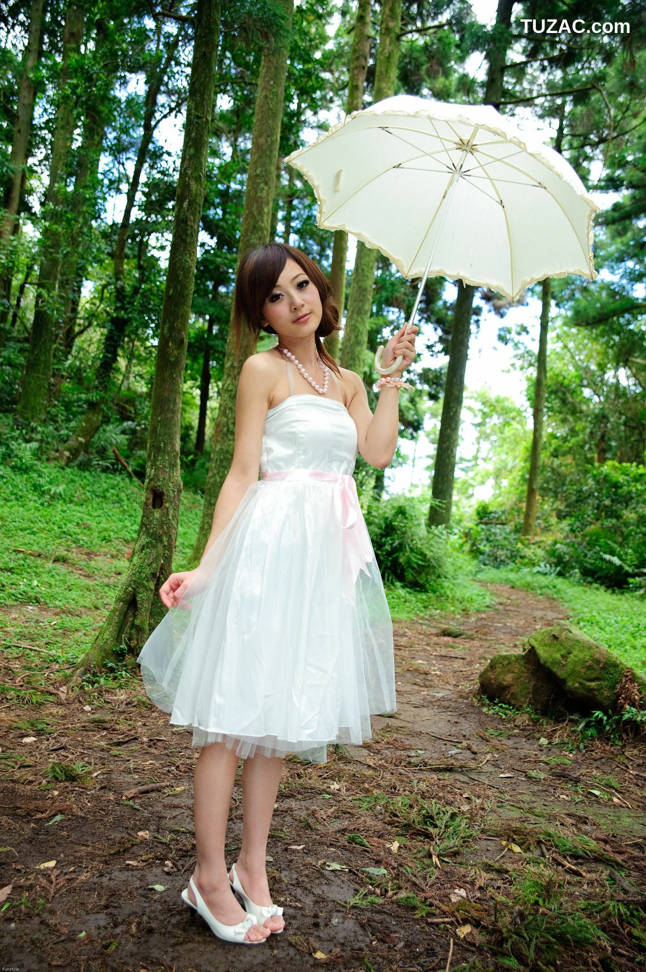 台湾正妹_果子MM/Mikako《白色圓舞曲 + 黑色執念》外拍写真集