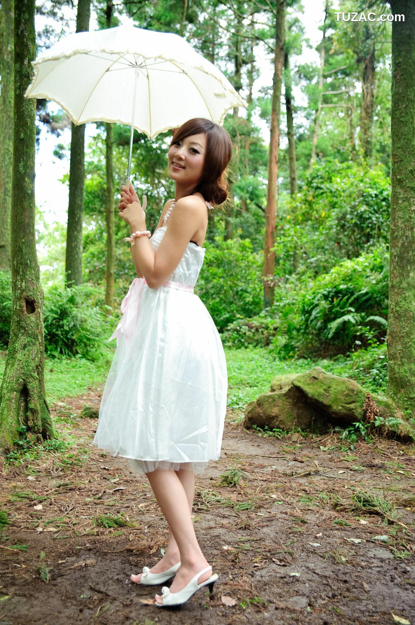 台湾正妹_果子MM/Mikako《白色圓舞曲 + 黑色執念》外拍写真集