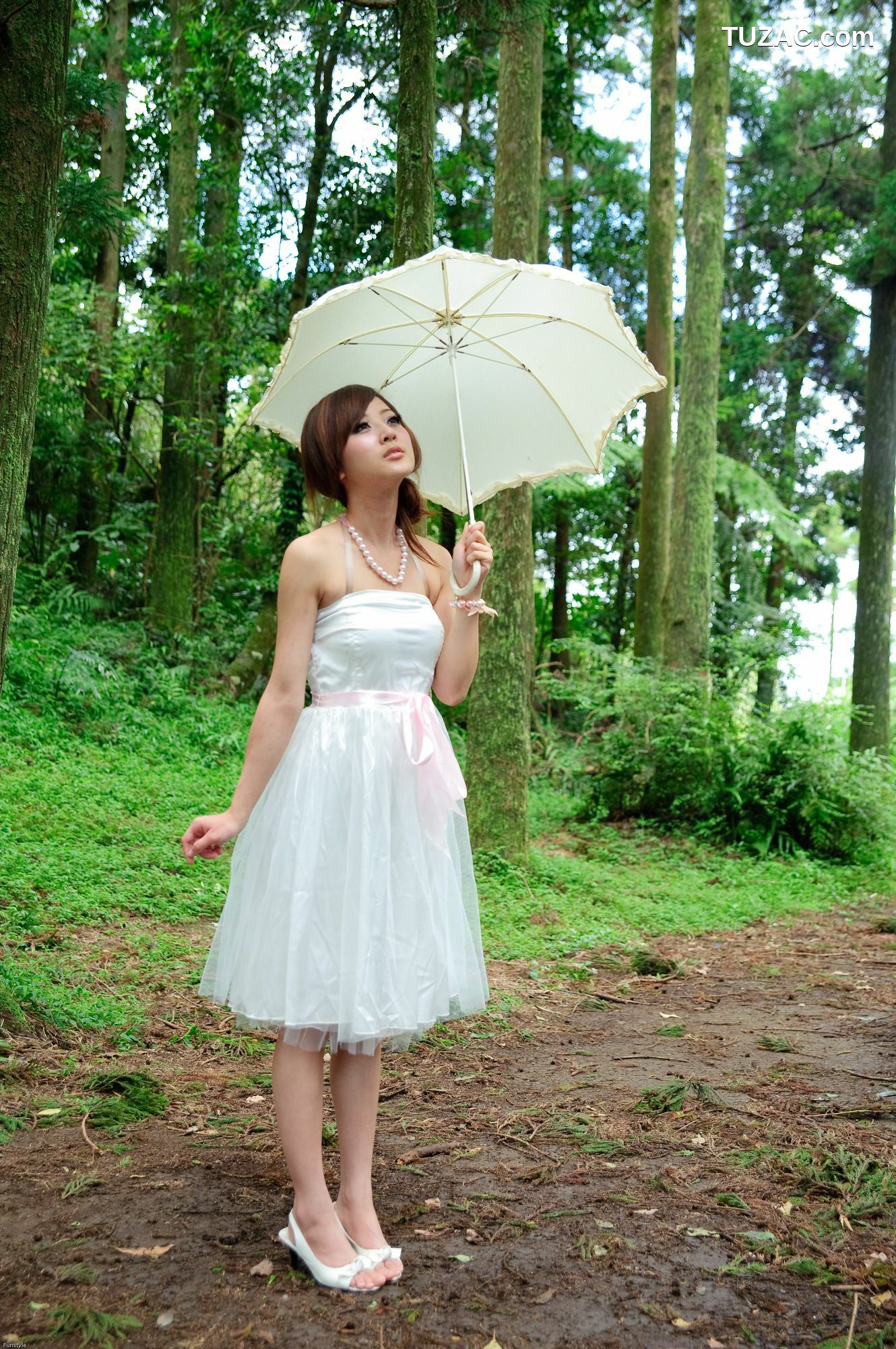 台湾正妹_果子MM/Mikako《白色圓舞曲 + 黑色執念》外拍写真集