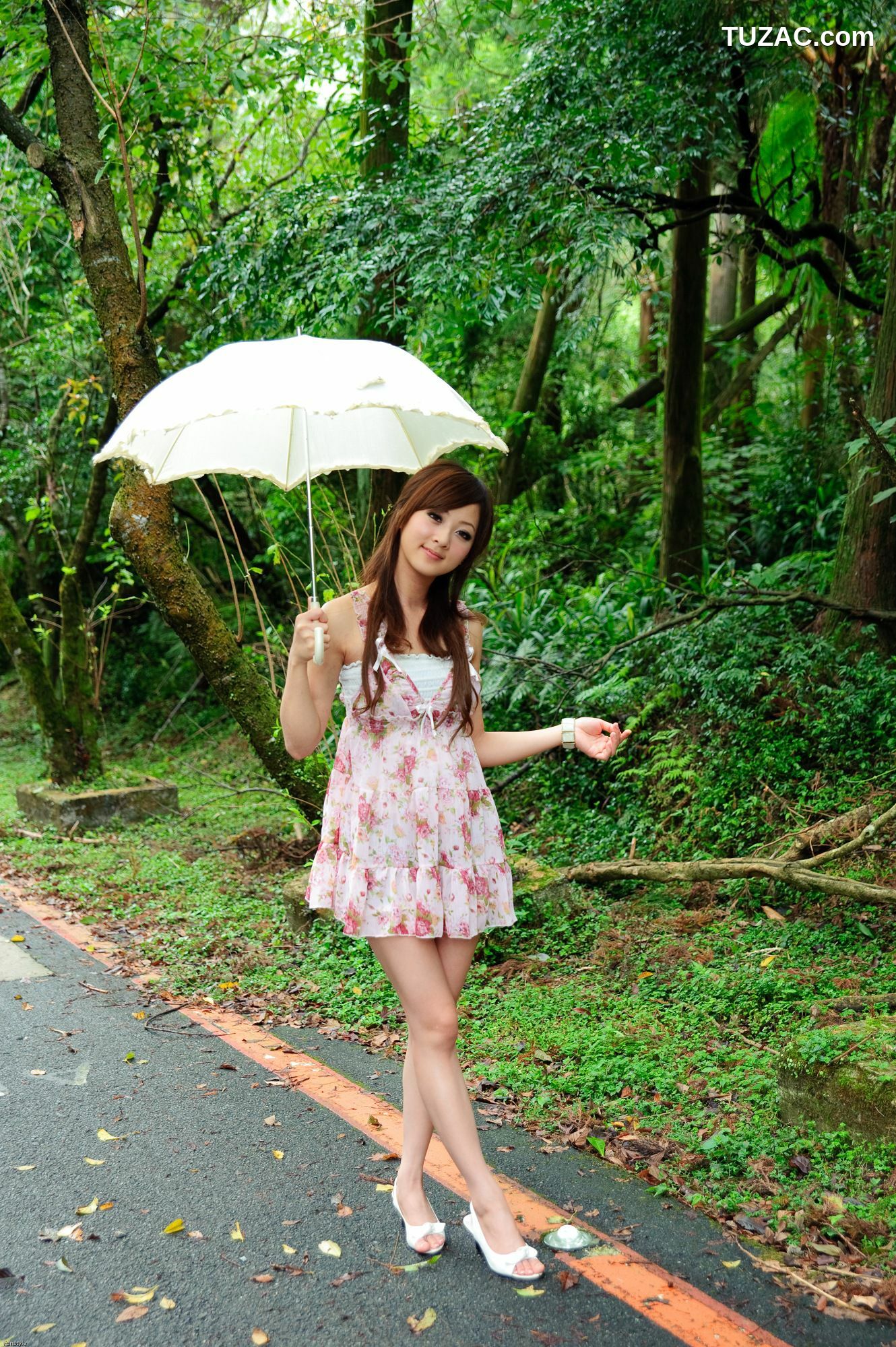 台湾正妹_果子MM/Mikako《白色圓舞曲 + 黑色執念》外拍写真集