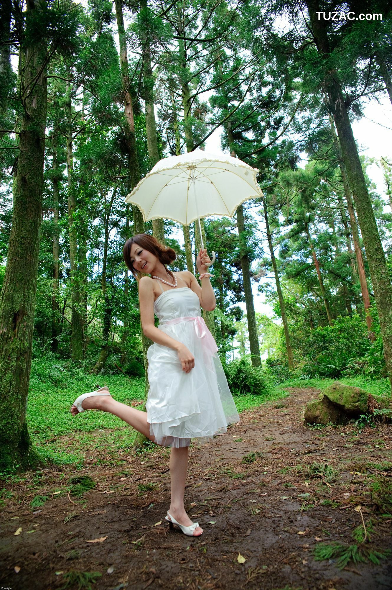 台湾正妹_果子MM/Mikako《白色圓舞曲 + 黑色執念》外拍写真集