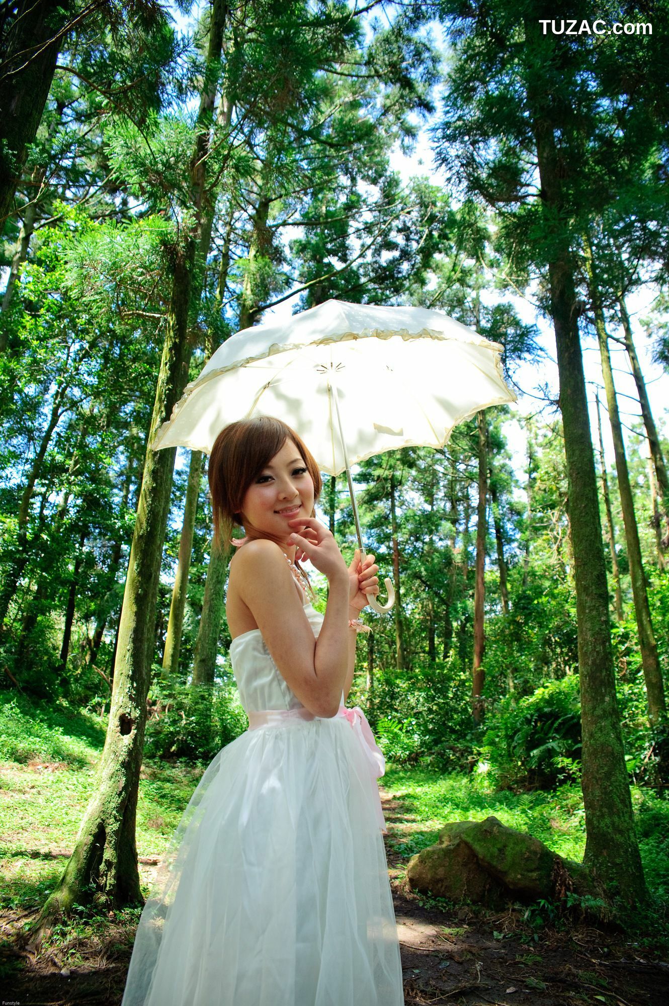 台湾正妹_果子MM/Mikako《白色圓舞曲 + 黑色執念》外拍写真集