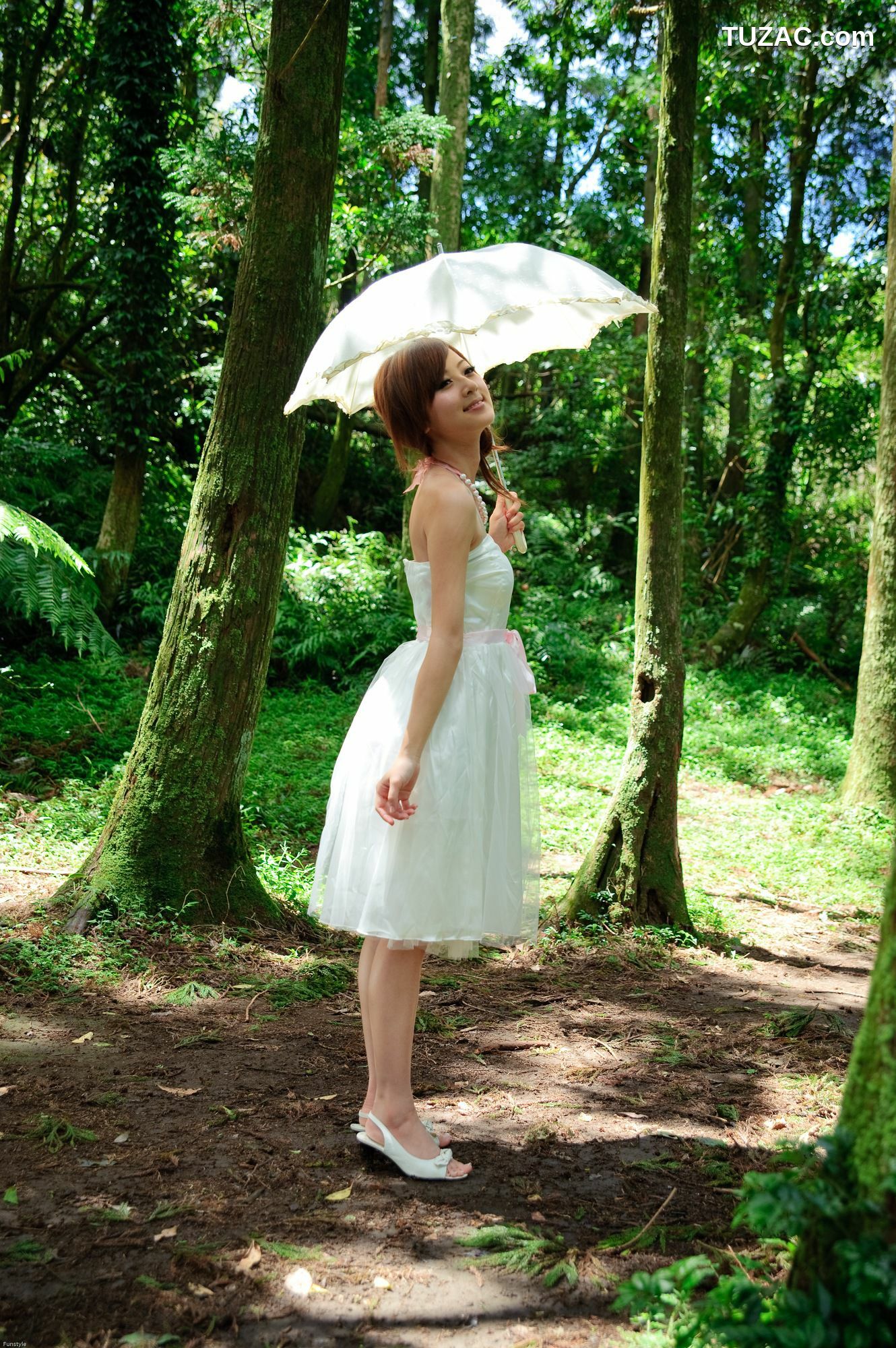 台湾正妹_果子MM/Mikako《白色圓舞曲 + 黑色執念》外拍写真集