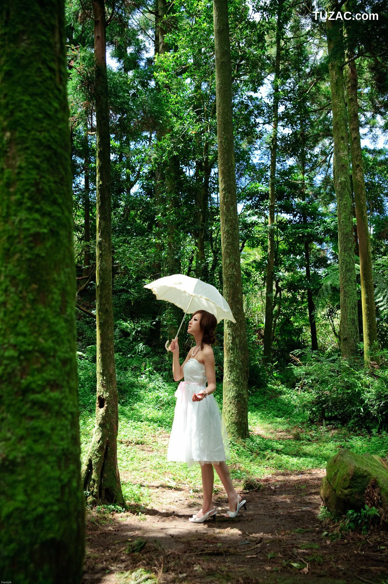 台湾正妹_果子MM/Mikako《白色圓舞曲 + 黑色執念》外拍写真集