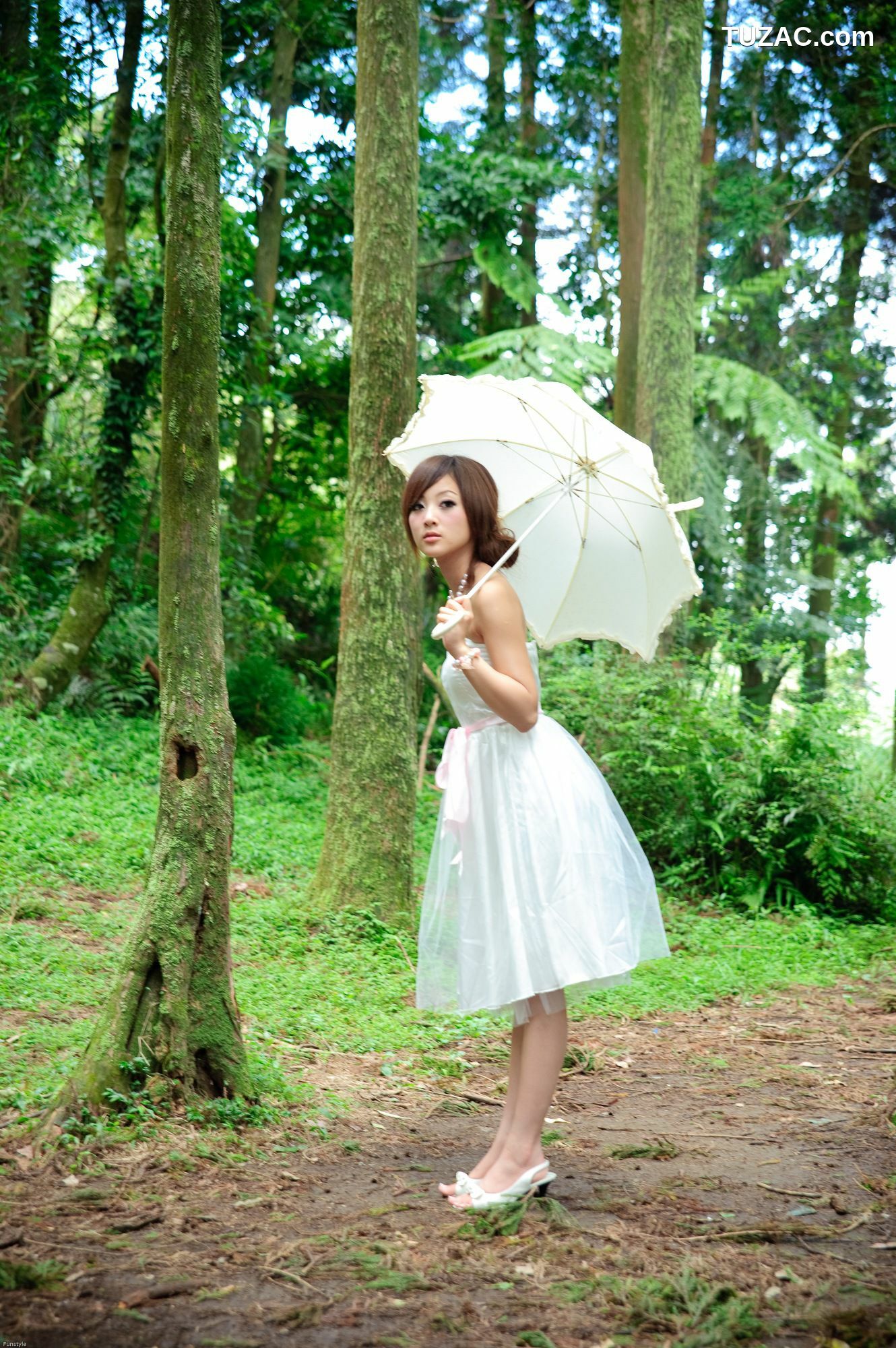 台湾正妹_果子MM/Mikako《白色圓舞曲 + 黑色執念》外拍写真集