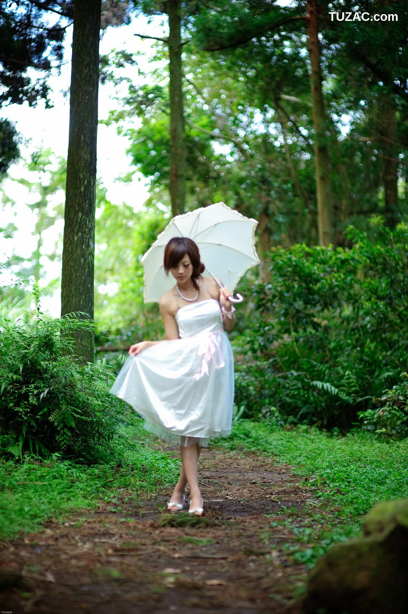 台湾正妹_果子MM/Mikako《白色圓舞曲 + 黑色執念》外拍写真集