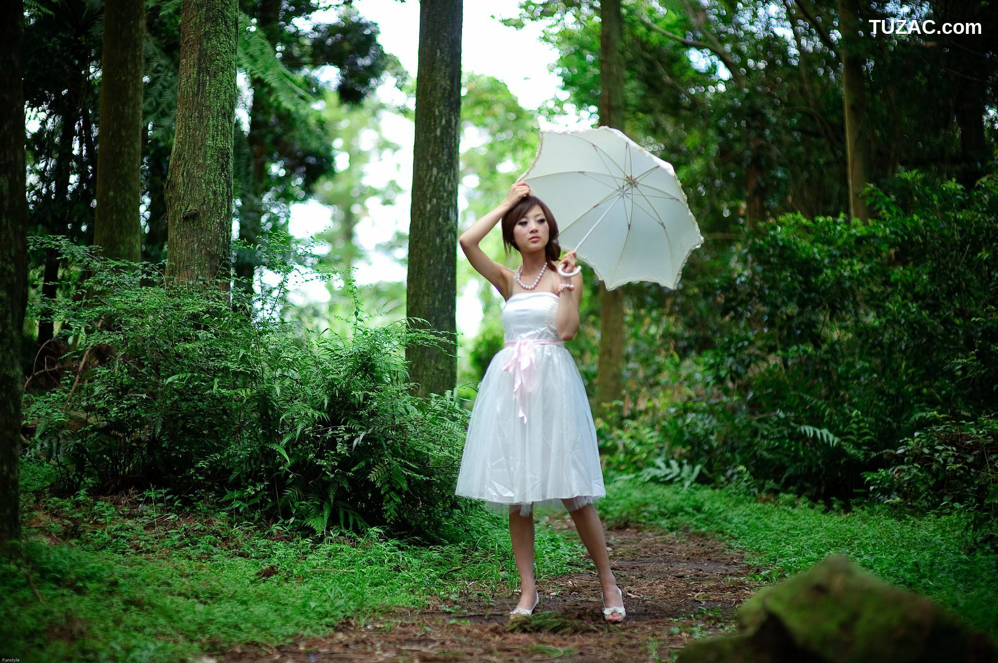 台湾正妹_果子MM/Mikako《白色圓舞曲 + 黑色執念》外拍写真集