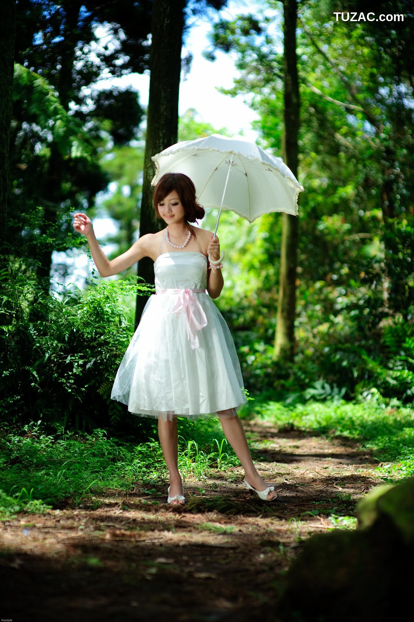 台湾正妹_果子MM/Mikako《白色圓舞曲 + 黑色執念》外拍写真集