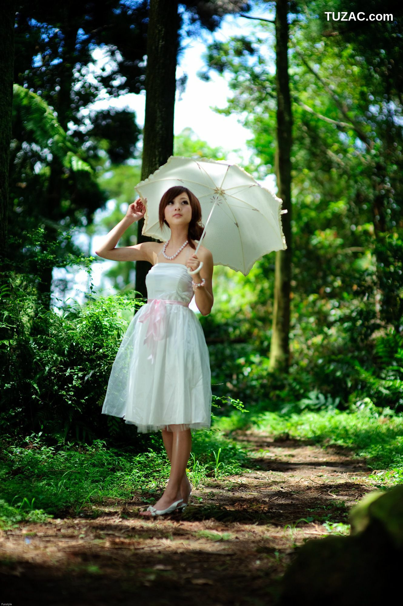 台湾正妹_果子MM/Mikako《白色圓舞曲 + 黑色執念》外拍写真集