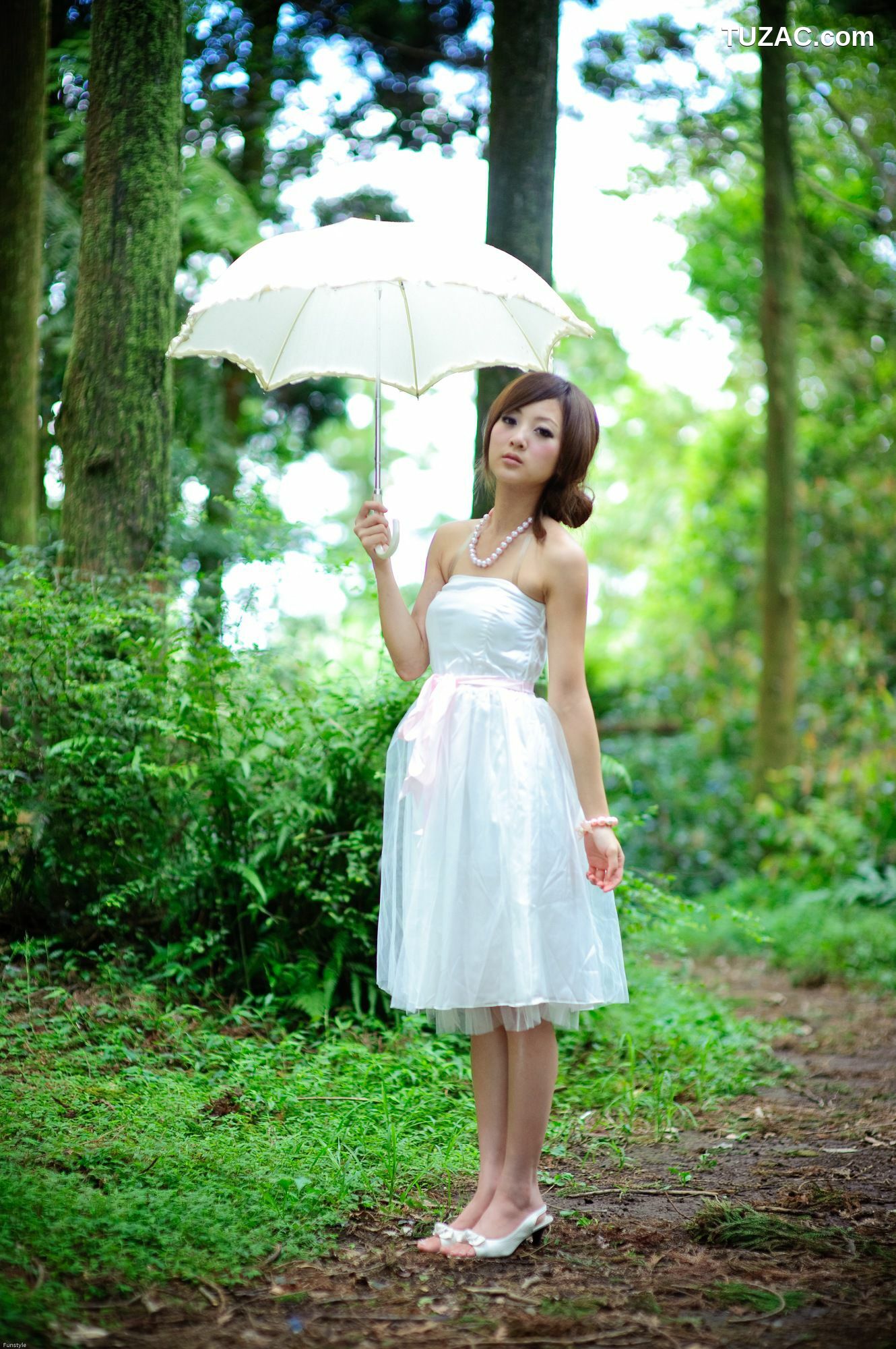 台湾正妹_果子MM/Mikako《白色圓舞曲 + 黑色執念》外拍写真集