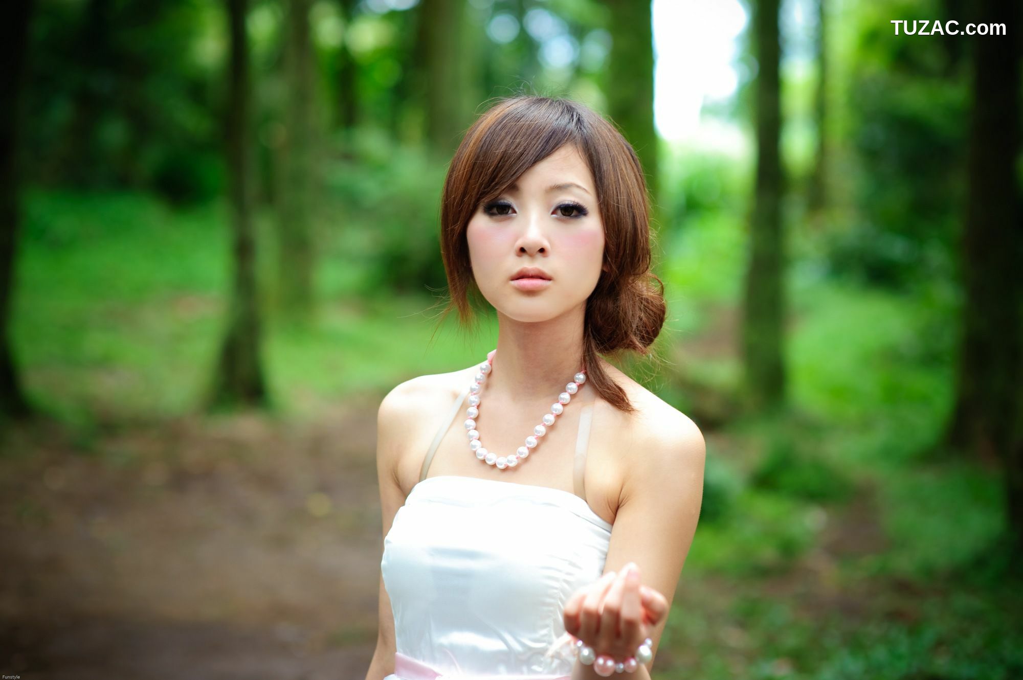 台湾正妹_果子MM/Mikako《白色圓舞曲 + 黑色執念》外拍写真集