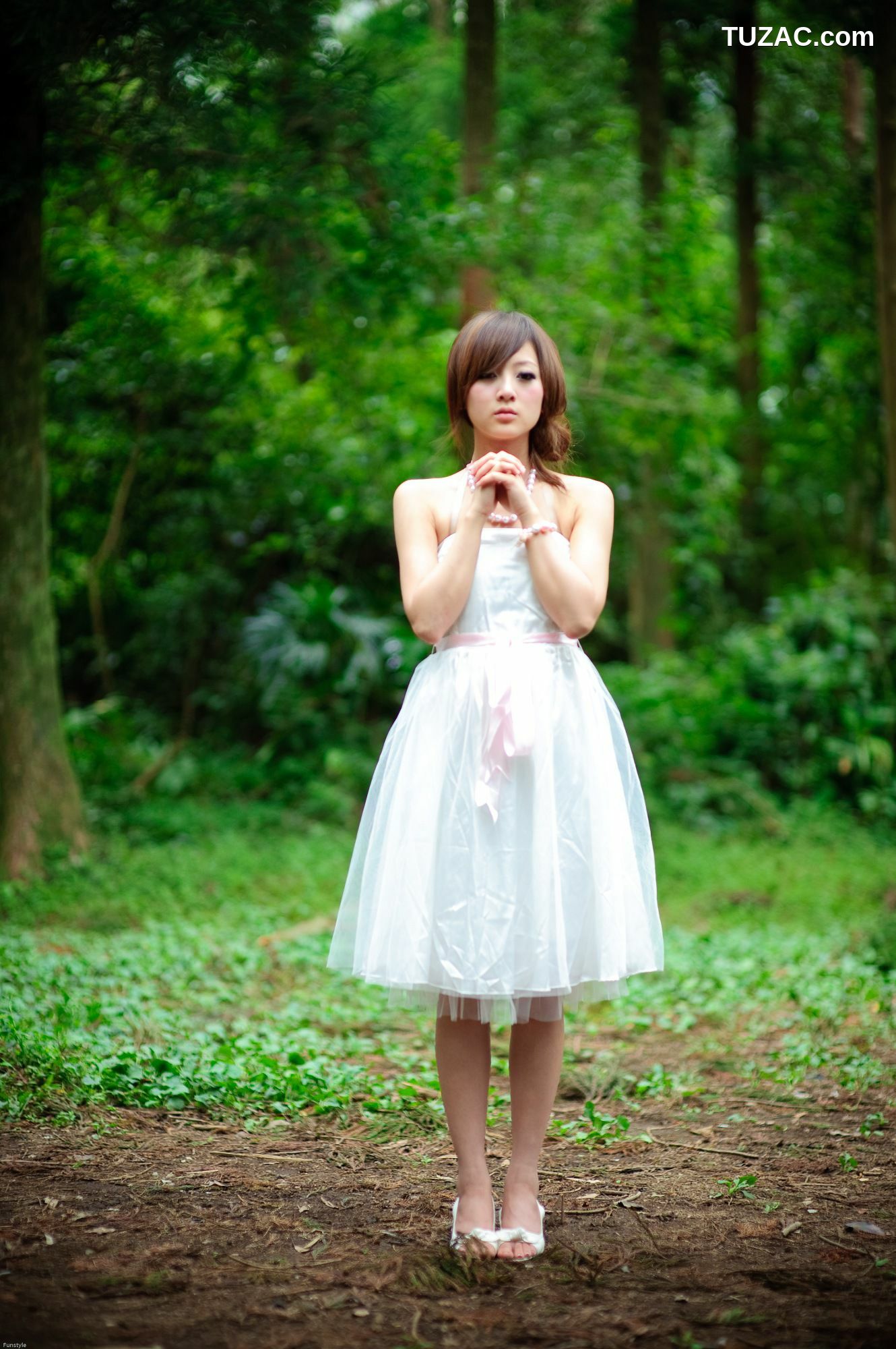 台湾正妹_果子MM/Mikako《白色圓舞曲 + 黑色執念》外拍写真集