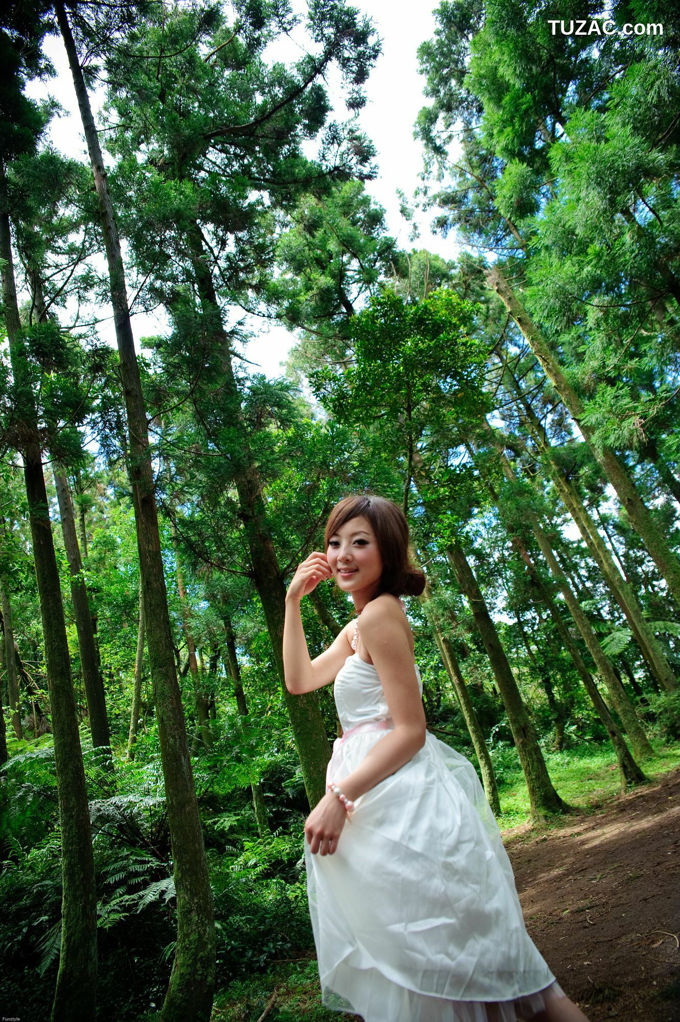 台湾正妹_果子MM/Mikako《白色圓舞曲 + 黑色執念》外拍写真集