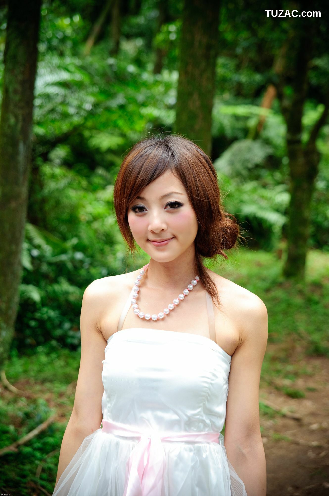 台湾正妹_果子MM/Mikako《白色圓舞曲 + 黑色執念》外拍写真集