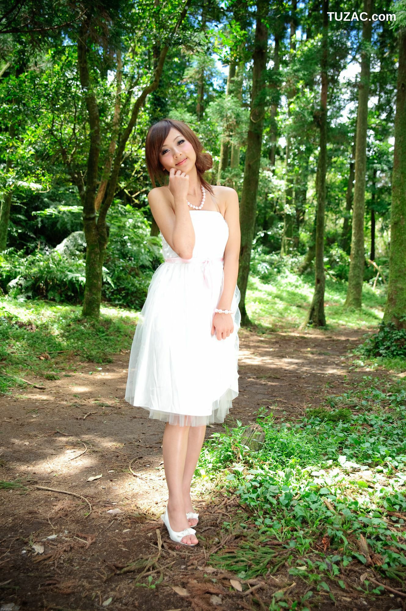 台湾正妹_果子MM/Mikako《白色圓舞曲 + 黑色執念》外拍写真集