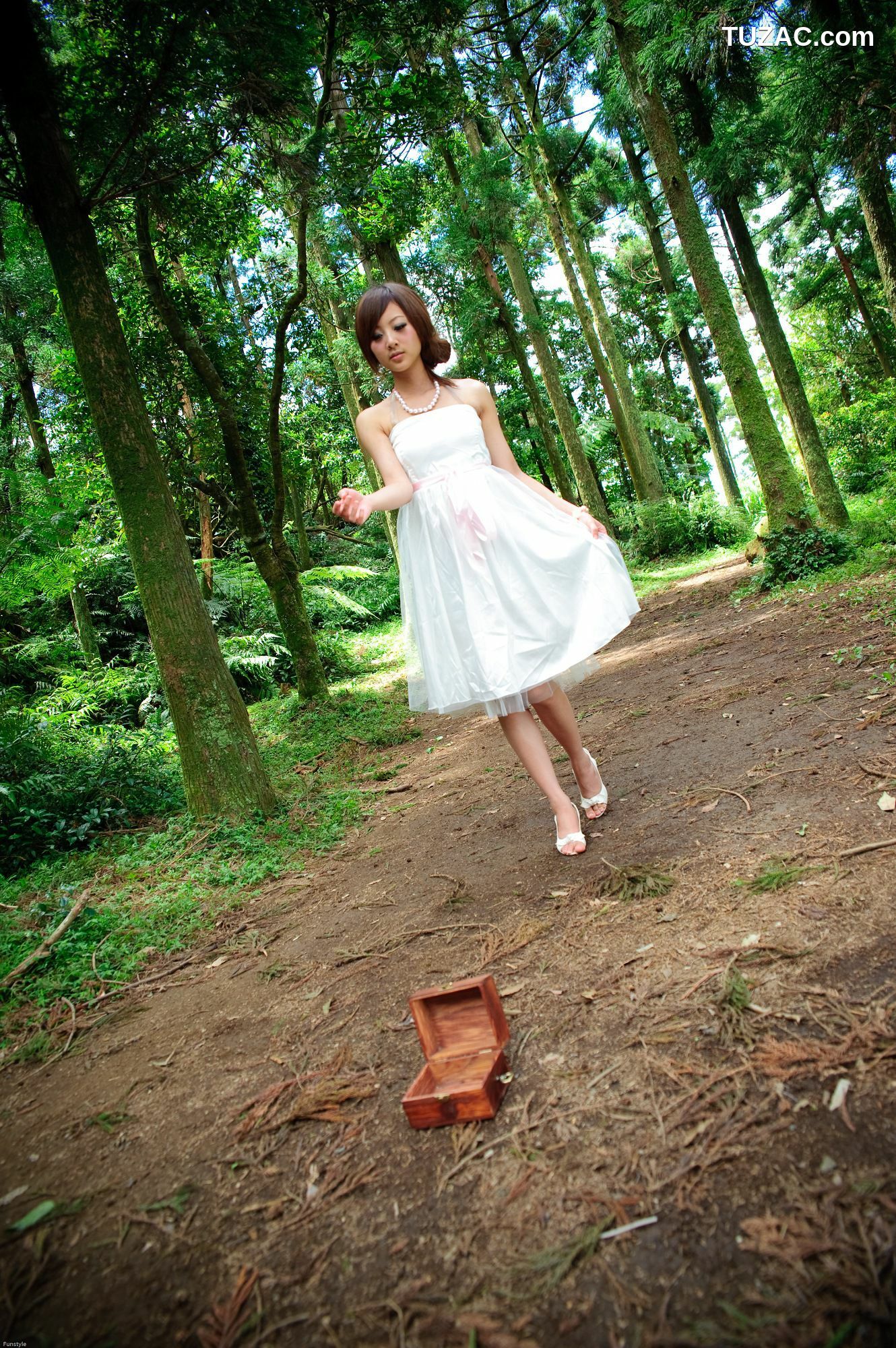 台湾正妹_果子MM/Mikako《白色圓舞曲 + 黑色執念》外拍写真集