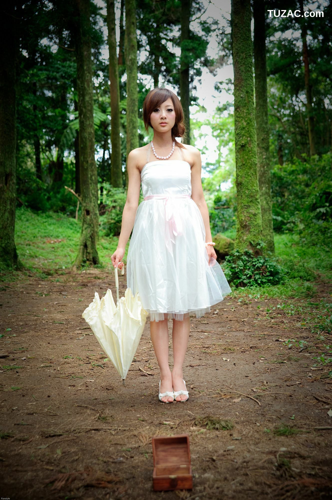 台湾正妹_果子MM/Mikako《白色圓舞曲 + 黑色執念》外拍写真集