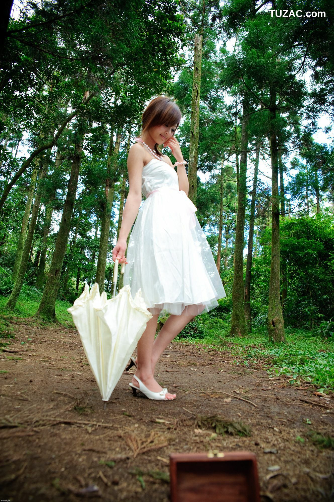 台湾正妹_果子MM/Mikako《白色圓舞曲 + 黑色執念》外拍写真集