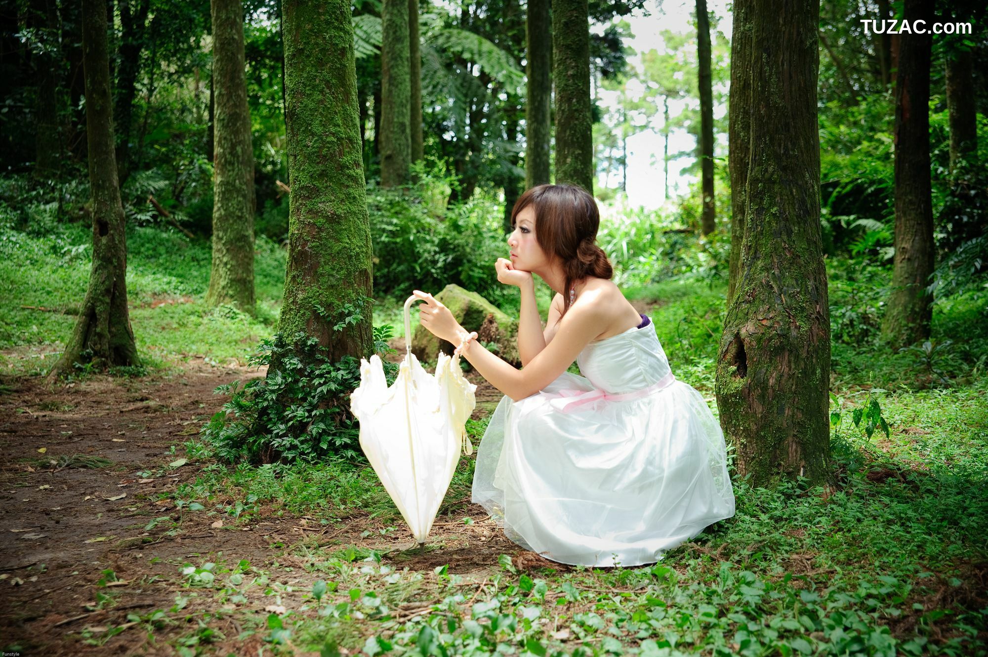 台湾正妹_果子MM/Mikako《白色圓舞曲 + 黑色執念》外拍写真集