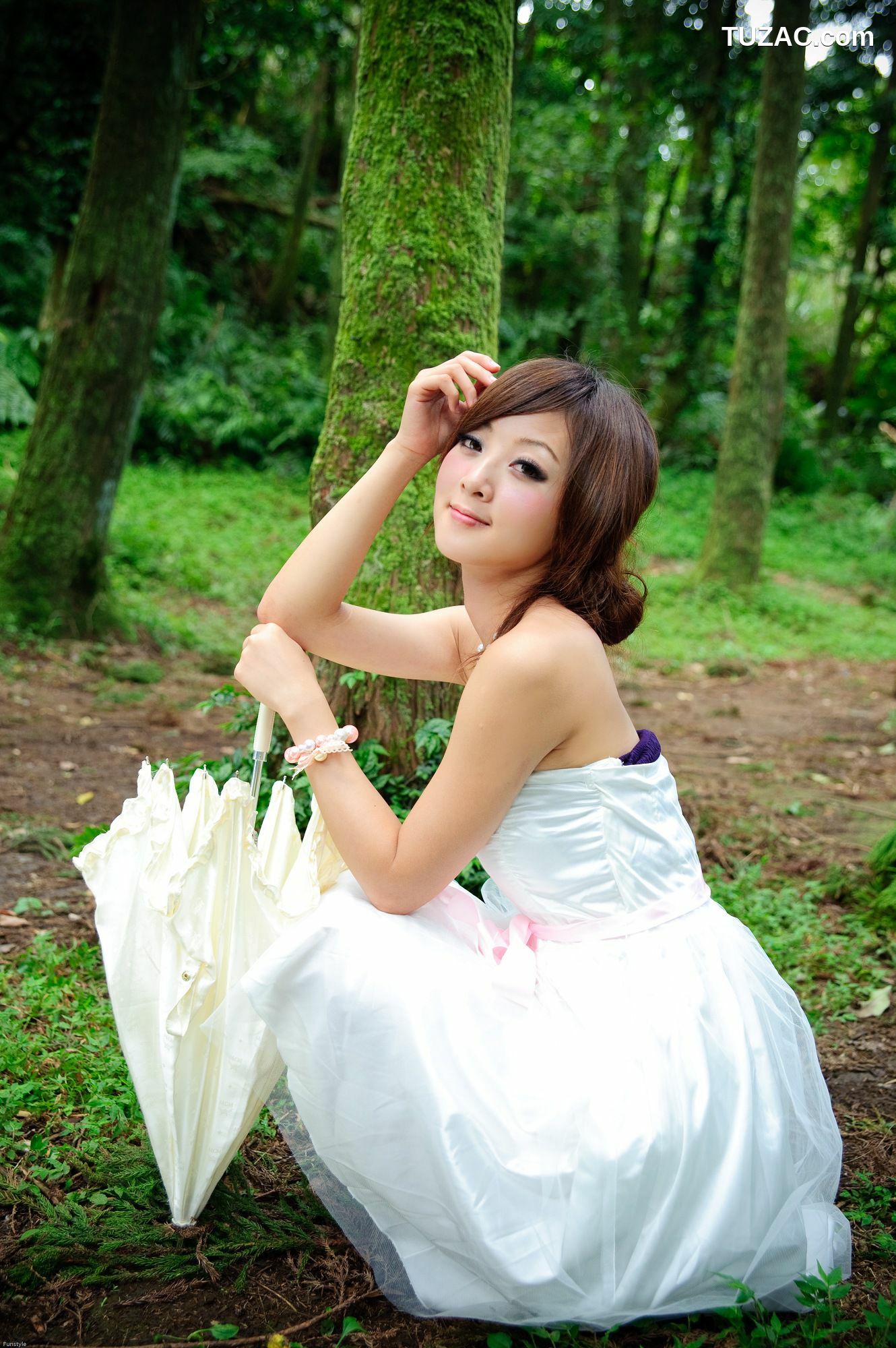 台湾正妹_果子MM/Mikako《白色圓舞曲 + 黑色執念》外拍写真集