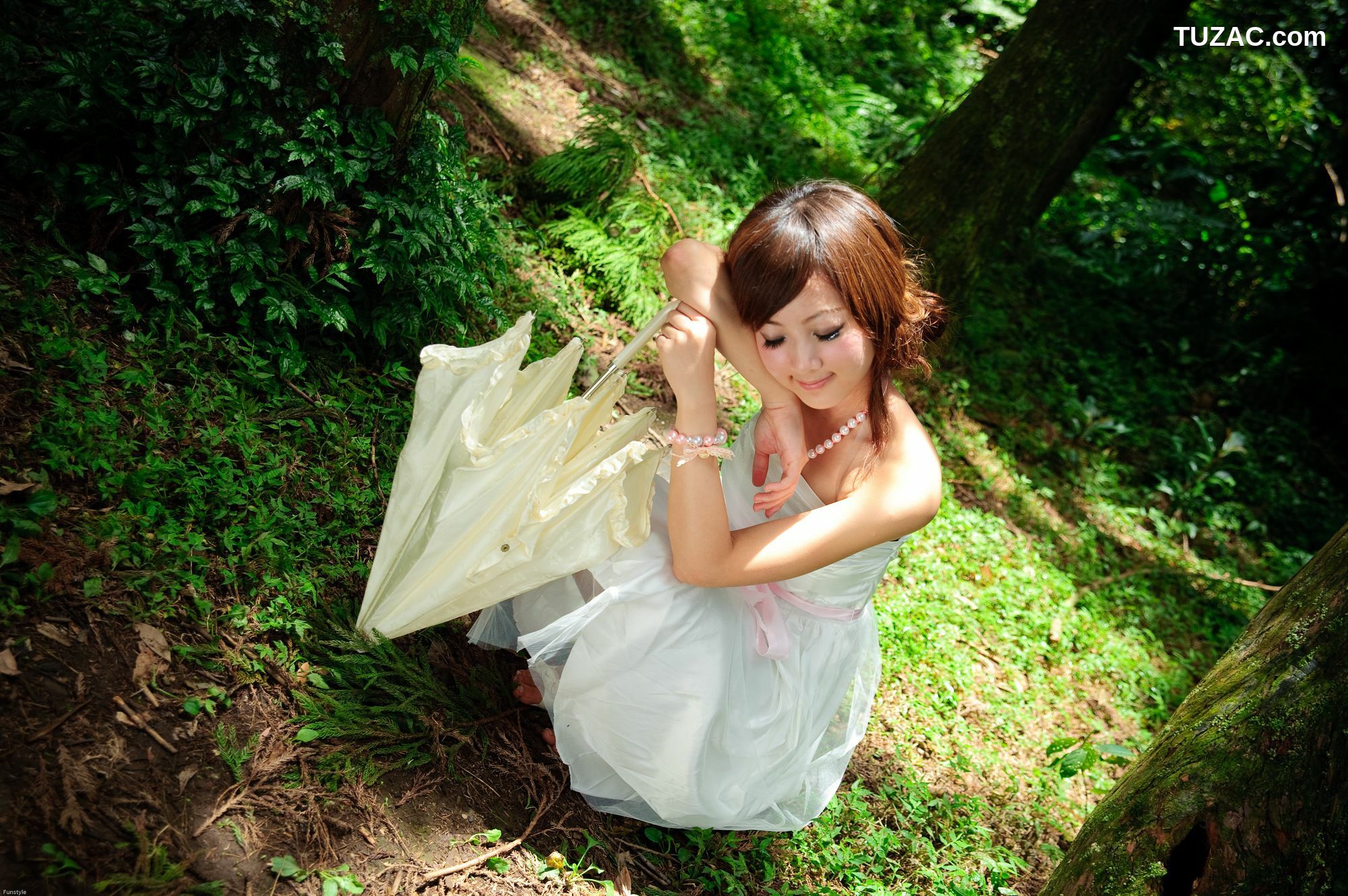 台湾正妹_果子MM/Mikako《白色圓舞曲 + 黑色執念》外拍写真集