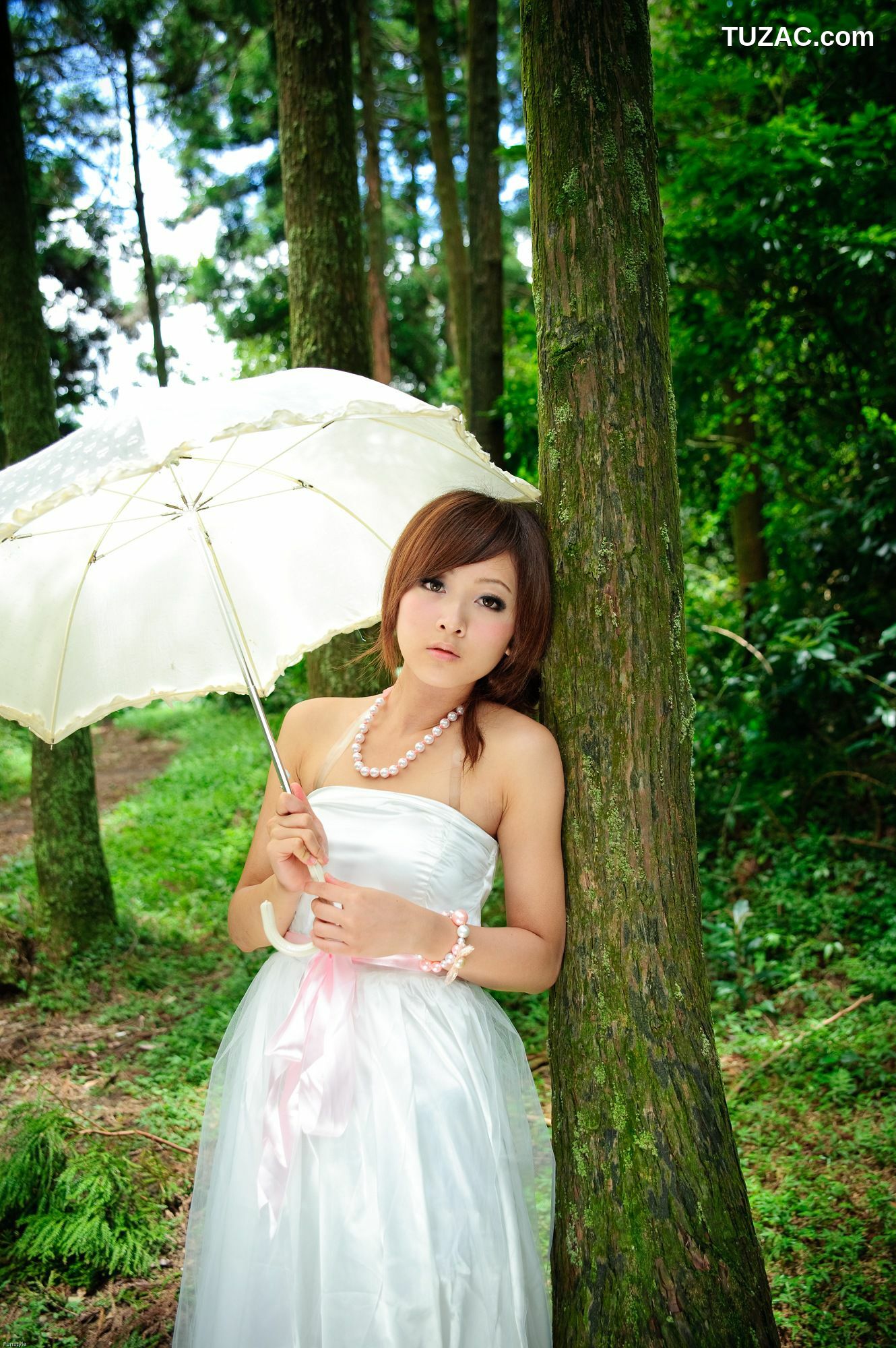 台湾正妹_果子MM/Mikako《白色圓舞曲 + 黑色執念》外拍写真集