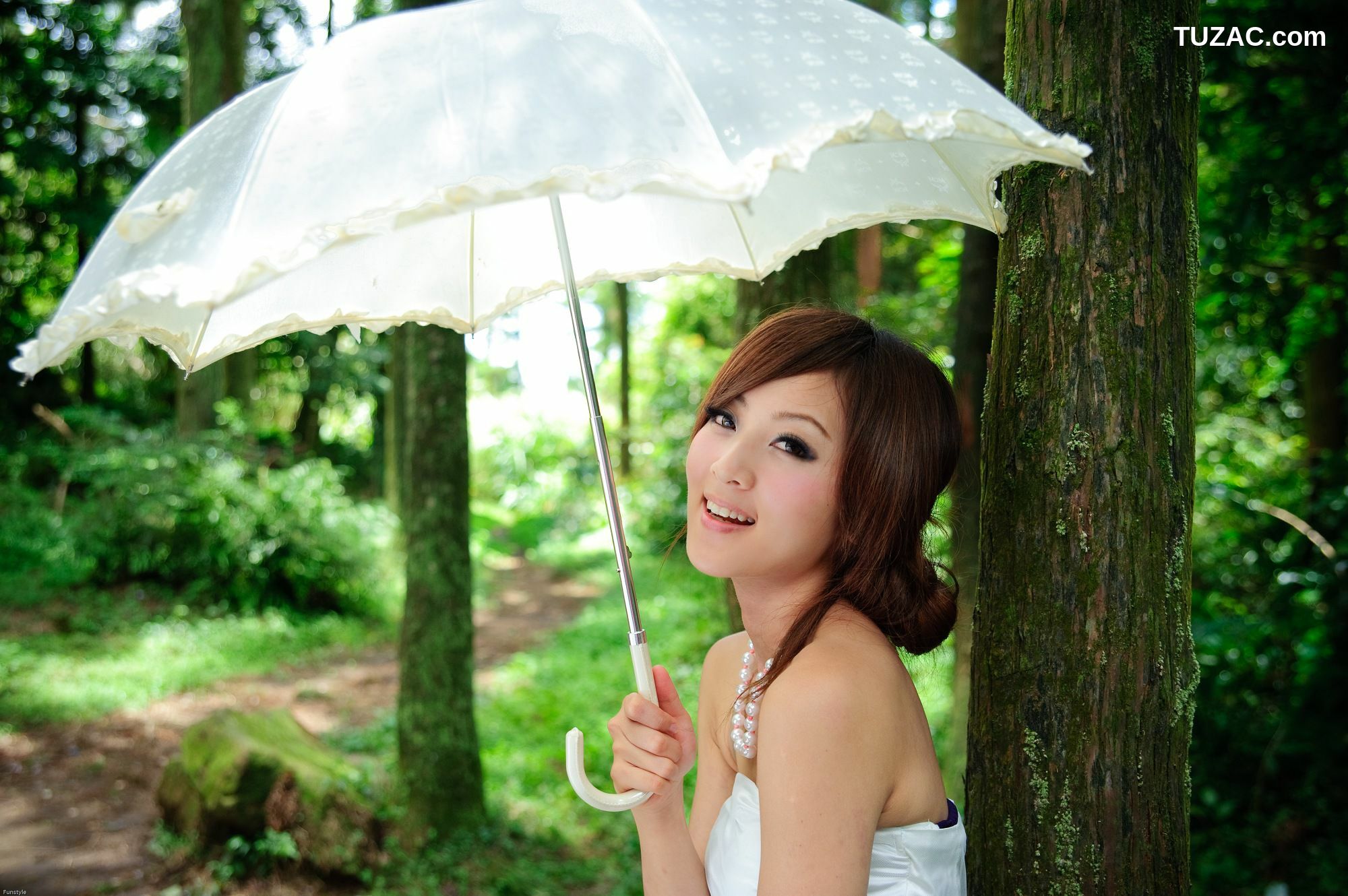 台湾正妹_果子MM/Mikako《白色圓舞曲 + 黑色執念》外拍写真集