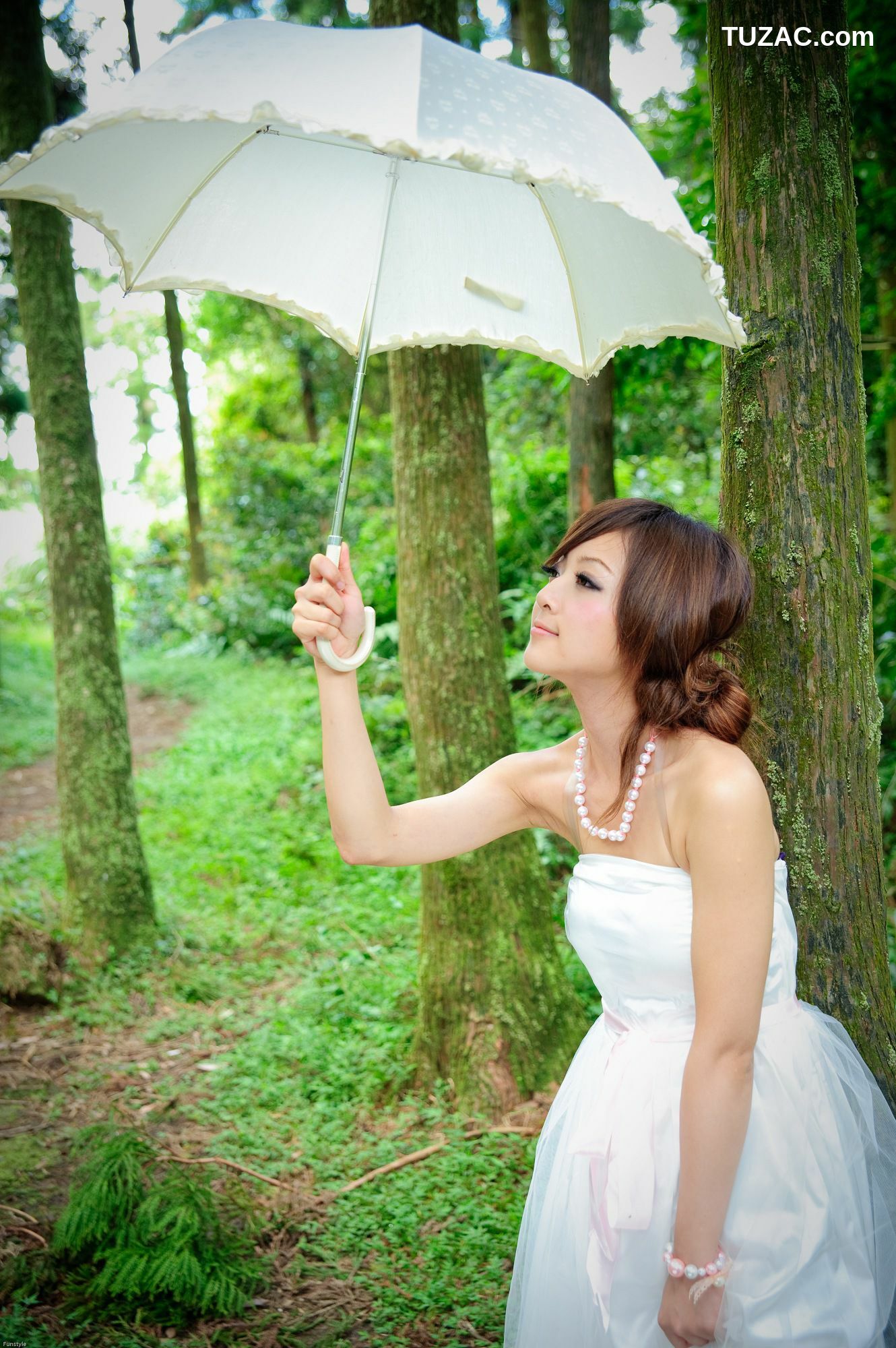 台湾正妹_果子MM/Mikako《白色圓舞曲 + 黑色執念》外拍写真集