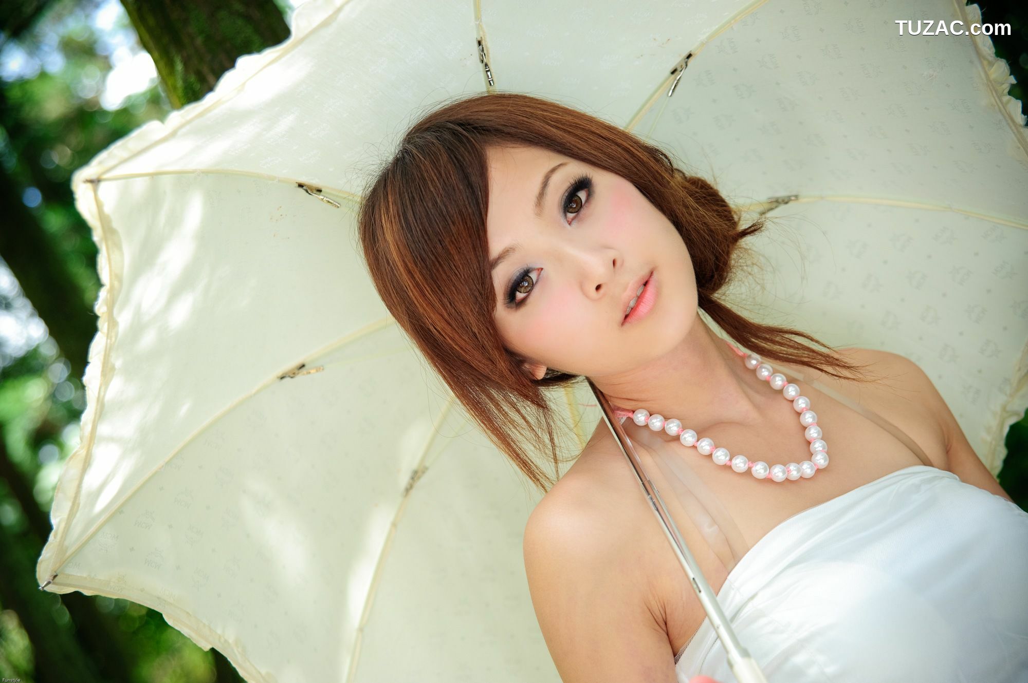 台湾正妹_果子MM/Mikako《白色圓舞曲 + 黑色執念》外拍写真集