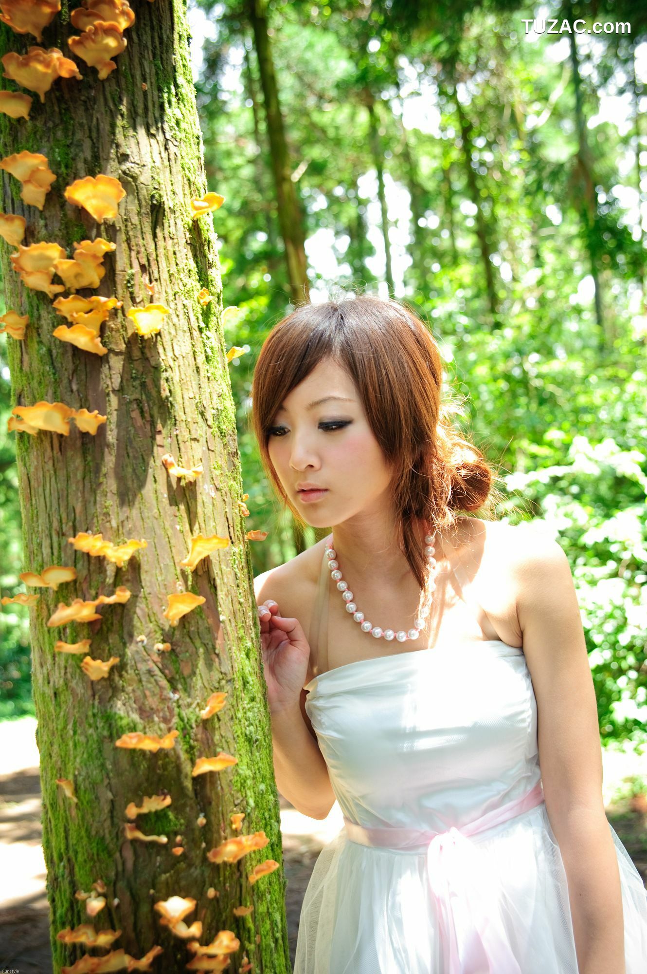 台湾正妹_果子MM/Mikako《白色圓舞曲 + 黑色執念》外拍写真集