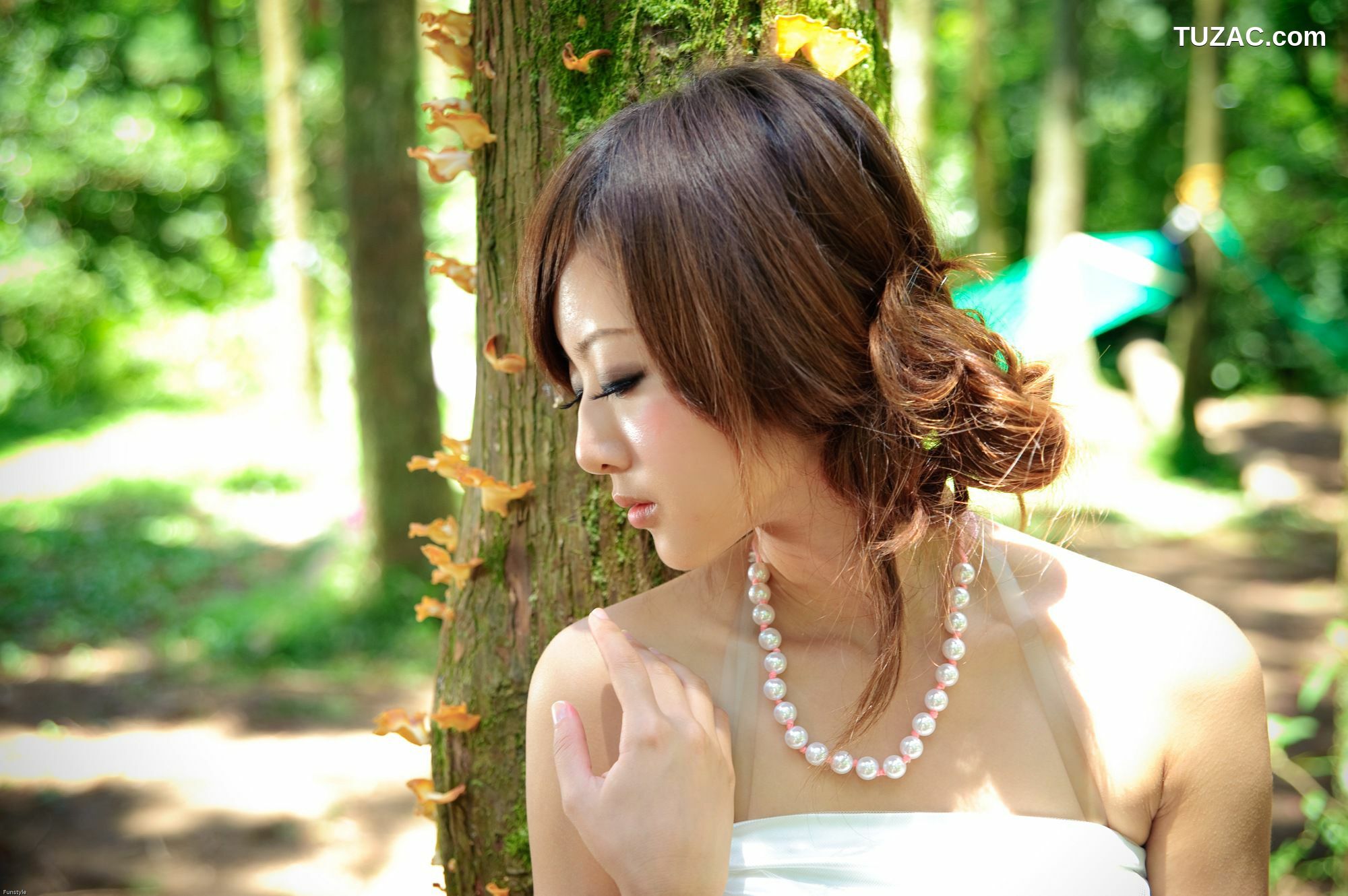 台湾正妹_果子MM/Mikako《白色圓舞曲 + 黑色執念》外拍写真集