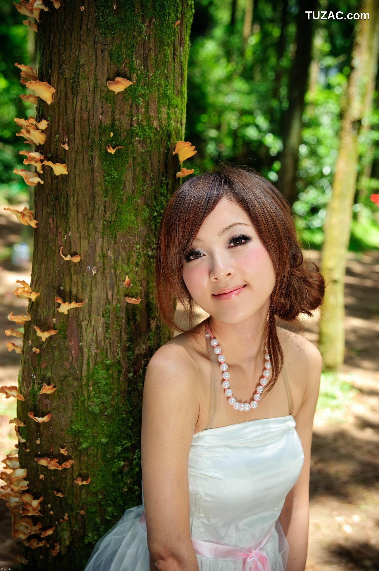 台湾正妹_果子MM/Mikako《白色圓舞曲 + 黑色執念》外拍写真集