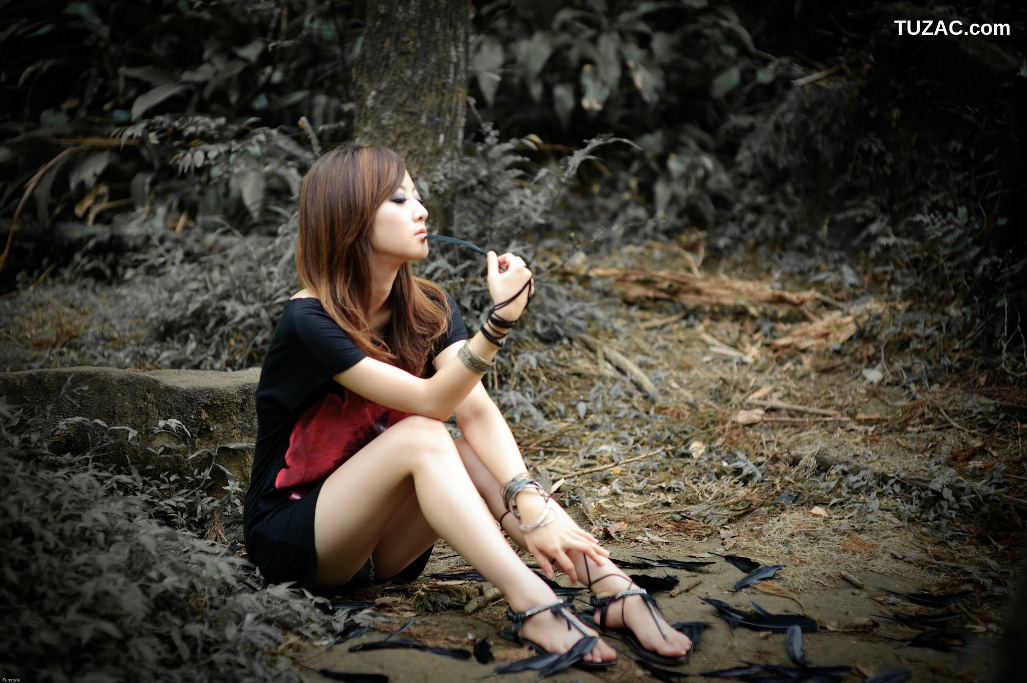 台湾正妹_果子MM/Mikako《白色圓舞曲 + 黑色執念》外拍写真集