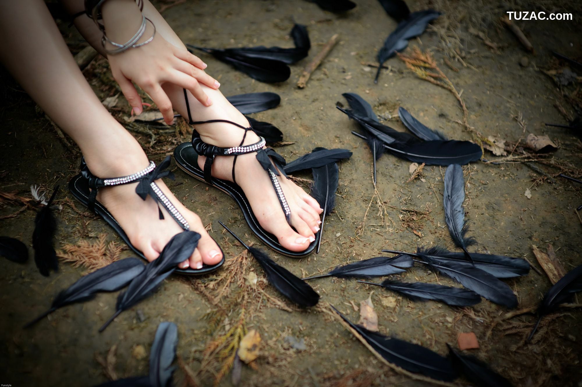 台湾正妹_果子MM/Mikako《白色圓舞曲 + 黑色執念》外拍写真集