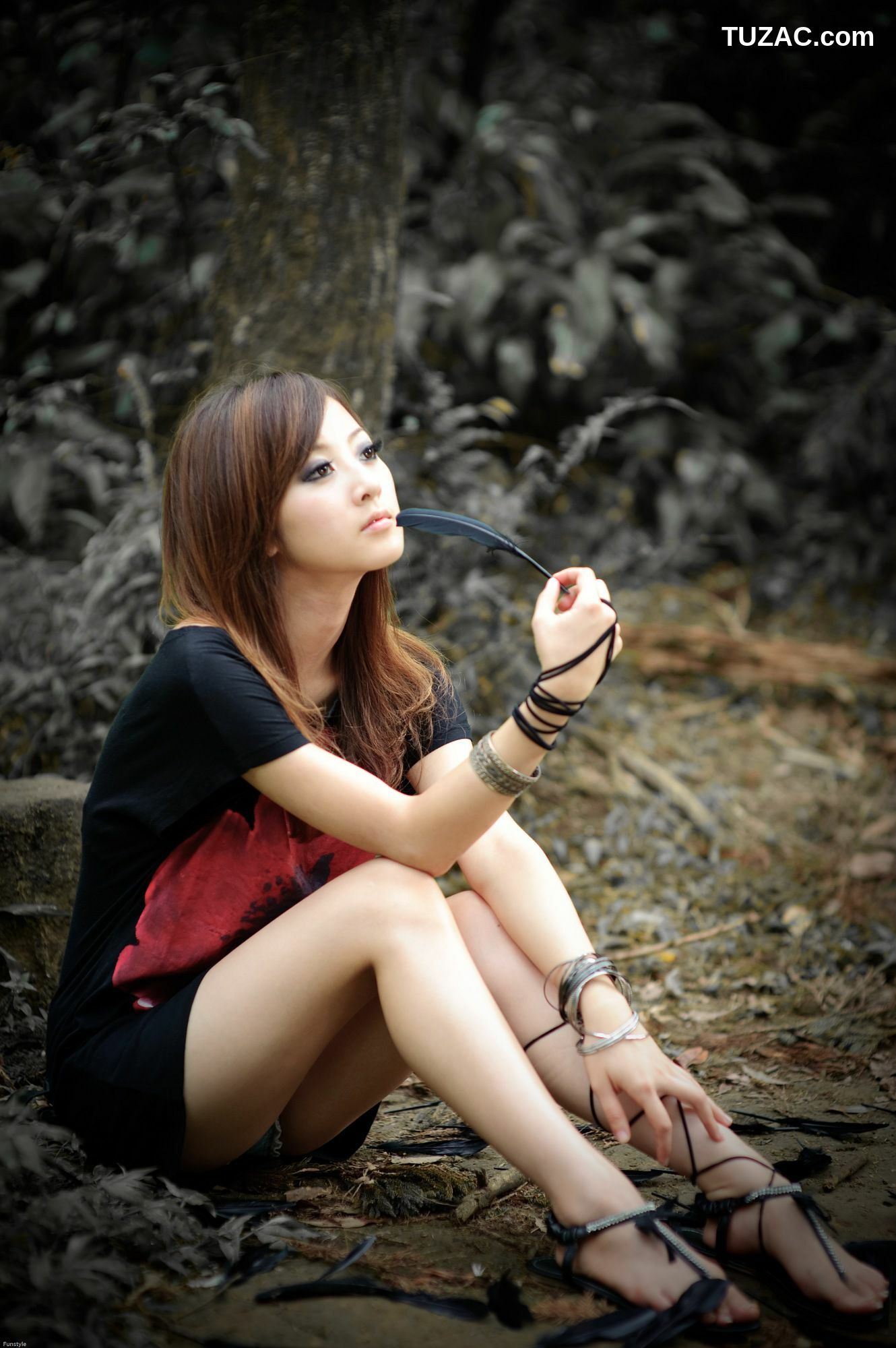 台湾正妹_果子MM/Mikako《白色圓舞曲 + 黑色執念》外拍写真集