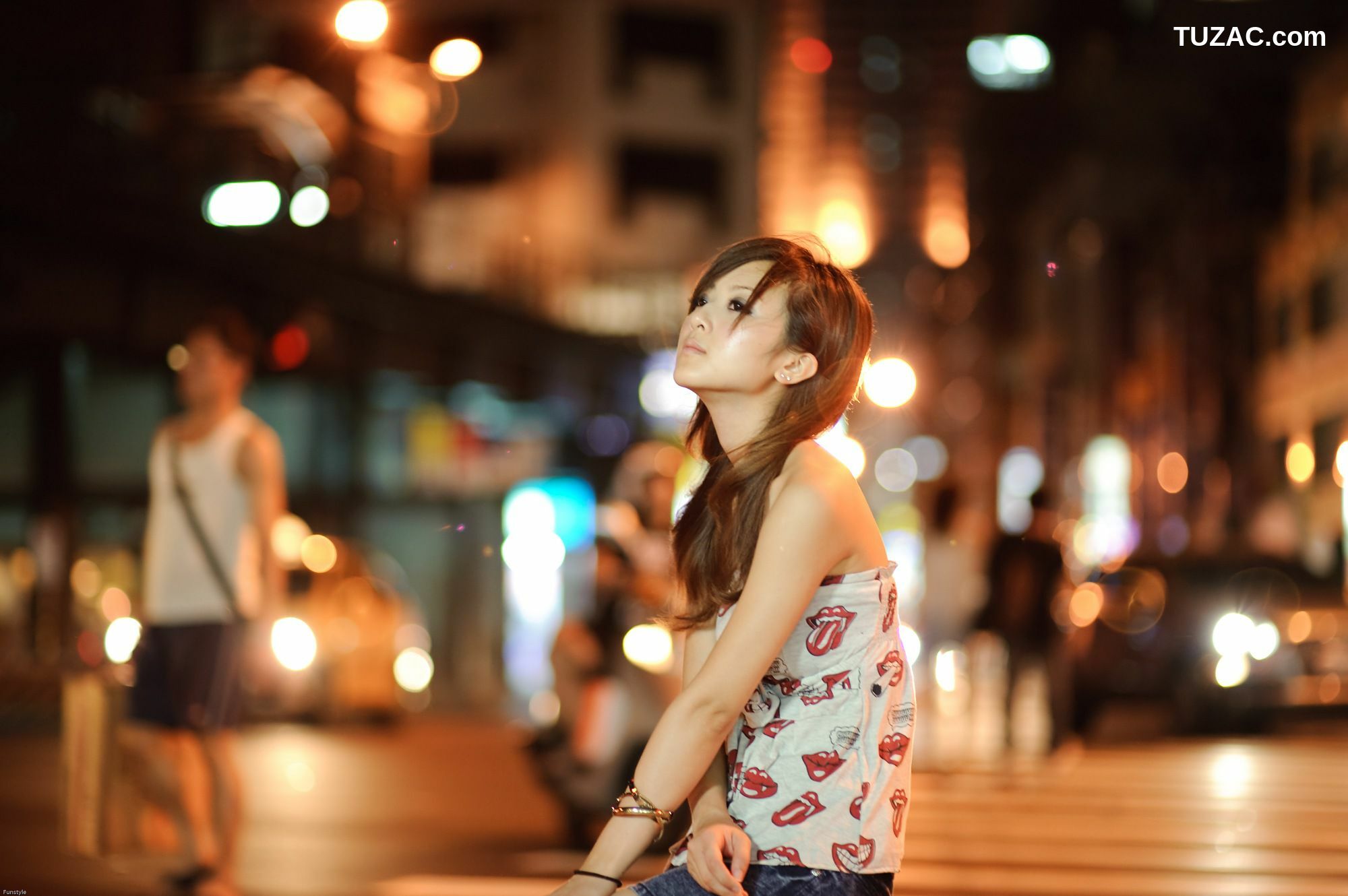台湾正妹_果子MM/张允霏《夜拍西門町》写真集