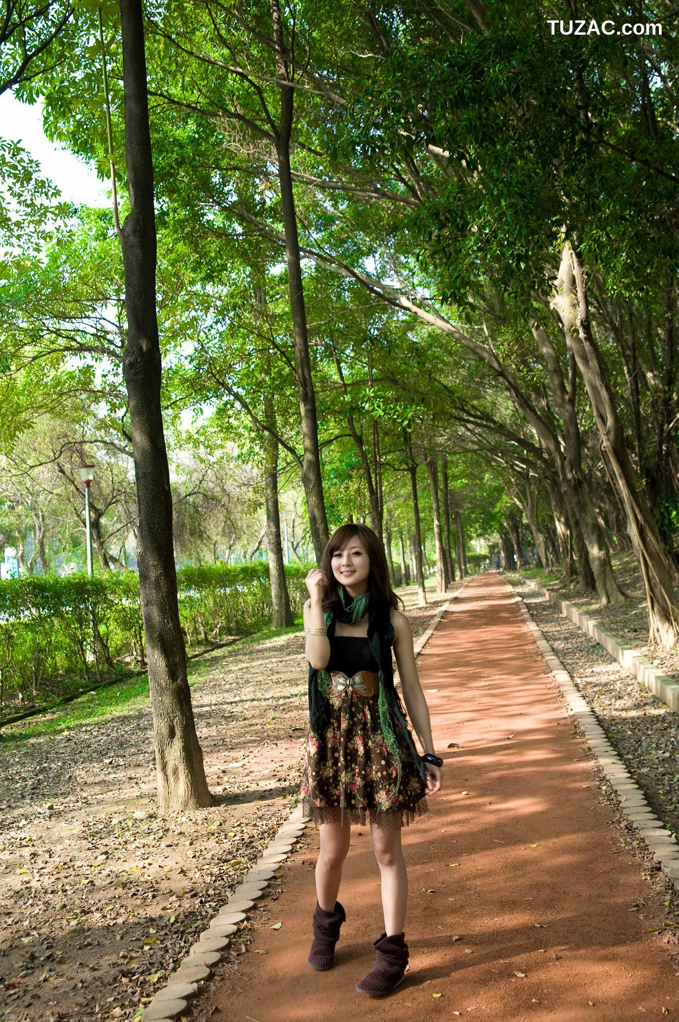 台湾正妹_果子MM/张凯洁《四四南村+大安森林公園外拍》写真集