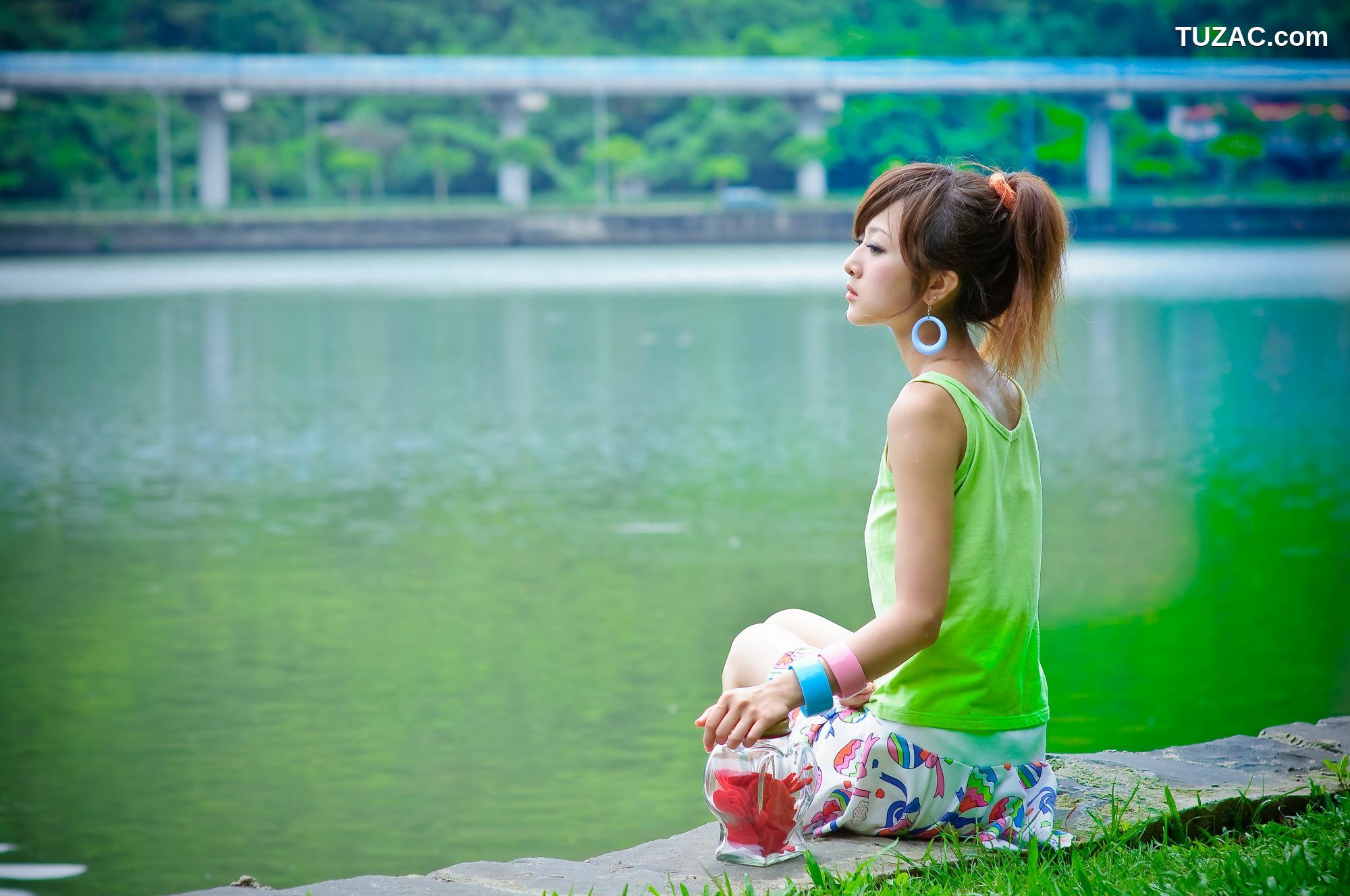 台湾正妹_果子MM/张凯洁《大湖公園外拍》写真集