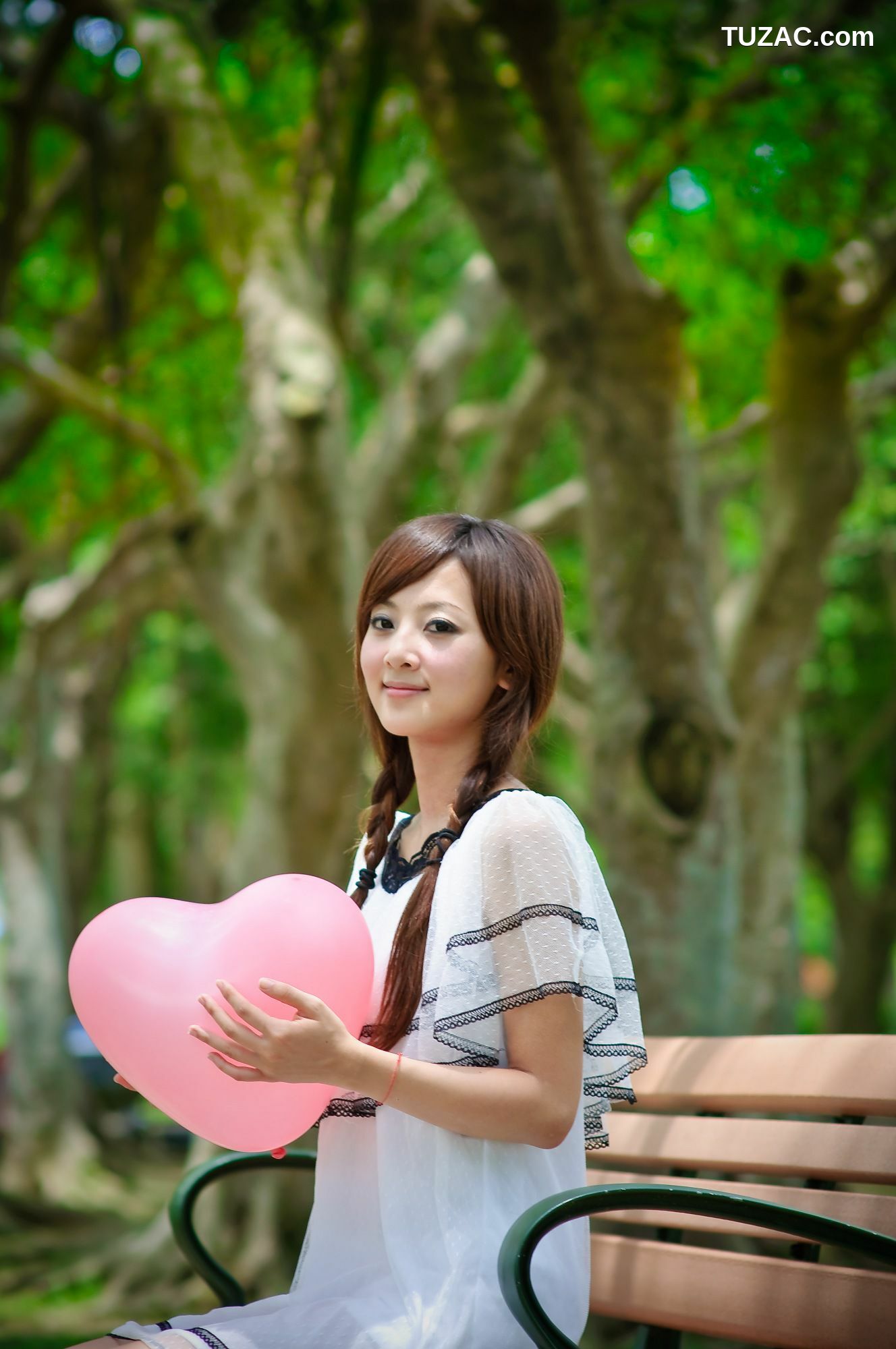 台湾正妹_果子MM/张凯洁《大湖公園外拍》写真集