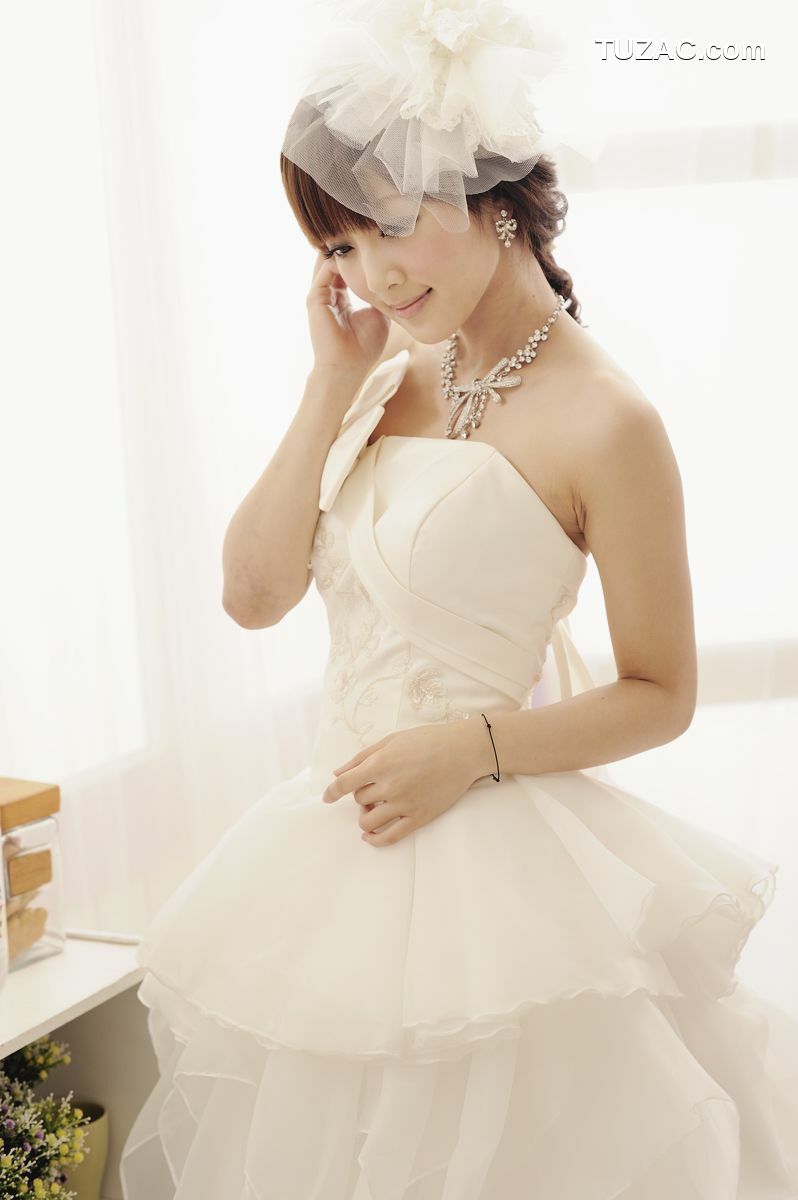 台湾正妹_果子MM/张凯洁《棚拍婚纱》写真集