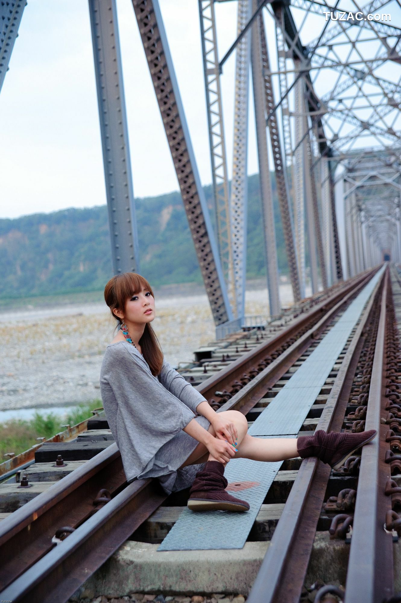 台湾正妹_果子、小品(何品玫)、兔兔(果品兔)《天空之城x舊泰安車站》第II部 写真集