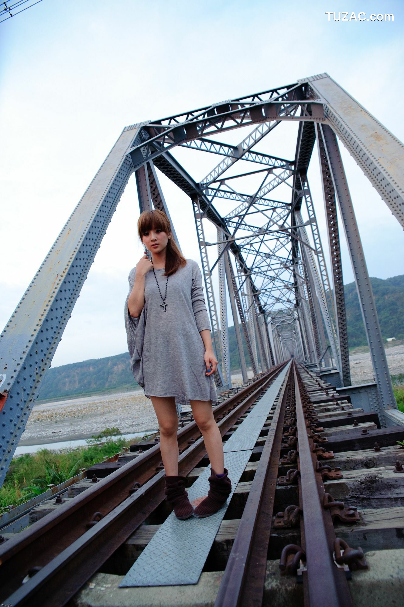 台湾正妹_果子、小品(何品玫)、兔兔(果品兔)《天空之城x舊泰安車站》第II部 写真集