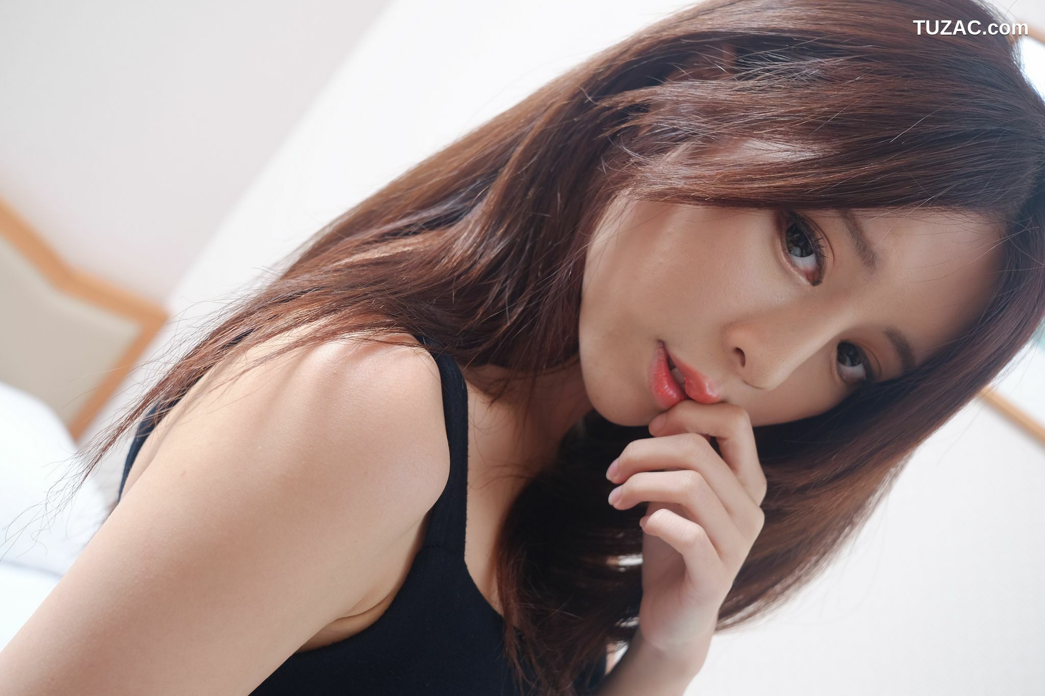 台湾正妹_网红嫩模张齐郡JULIE《甜美吊带女神》写真集